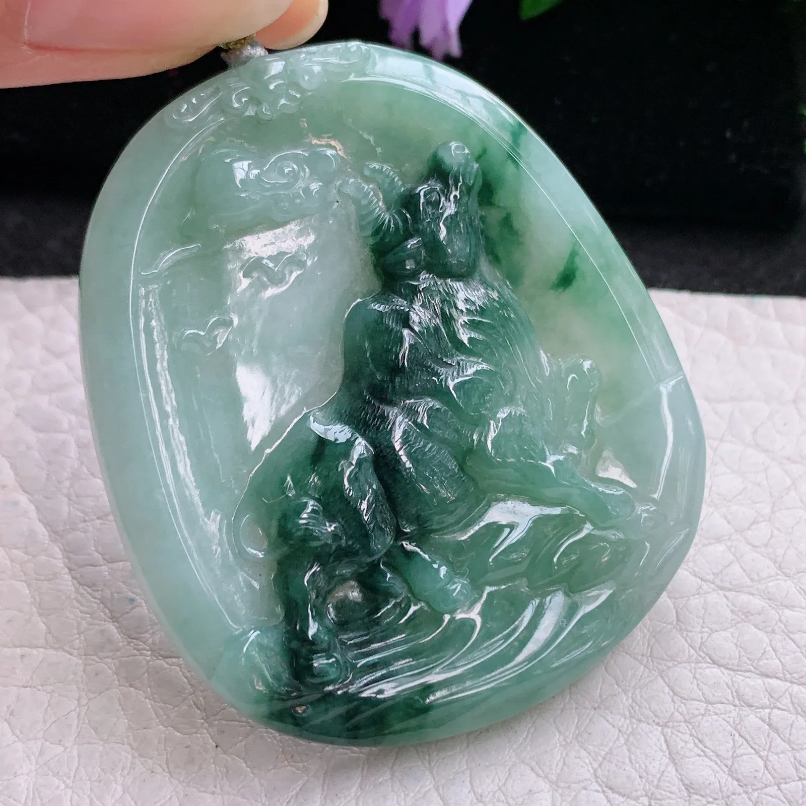 rp实拍52.8*45.8*6.2缅甸翡翠精雕飘花扭转乾坤 生肖牛玉吊坠 玉挂坠