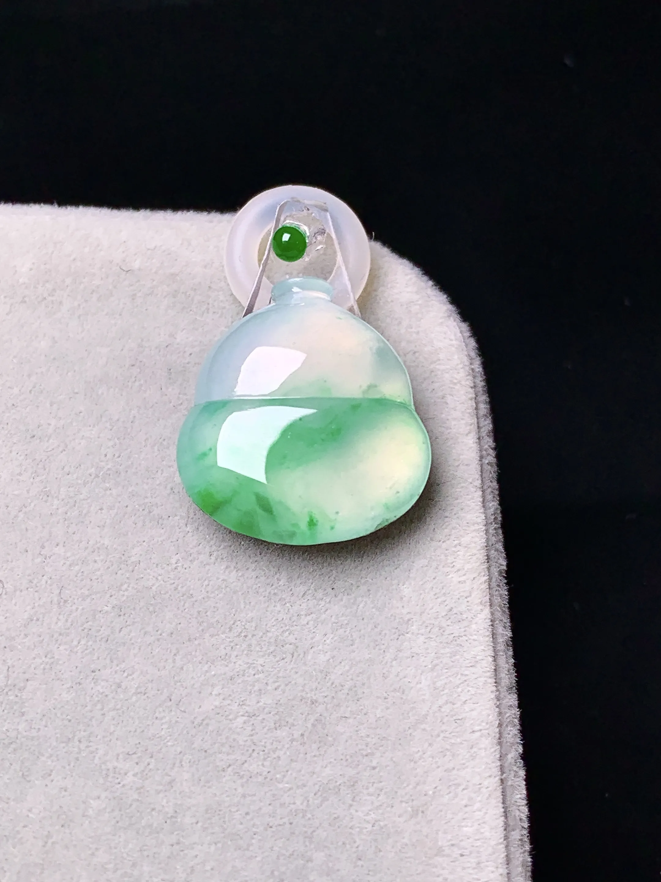 镶嵌款 飘绿葫芦吊坠 玉质细腻 色泽清新艳丽 整体尺寸16.2*14.6*4