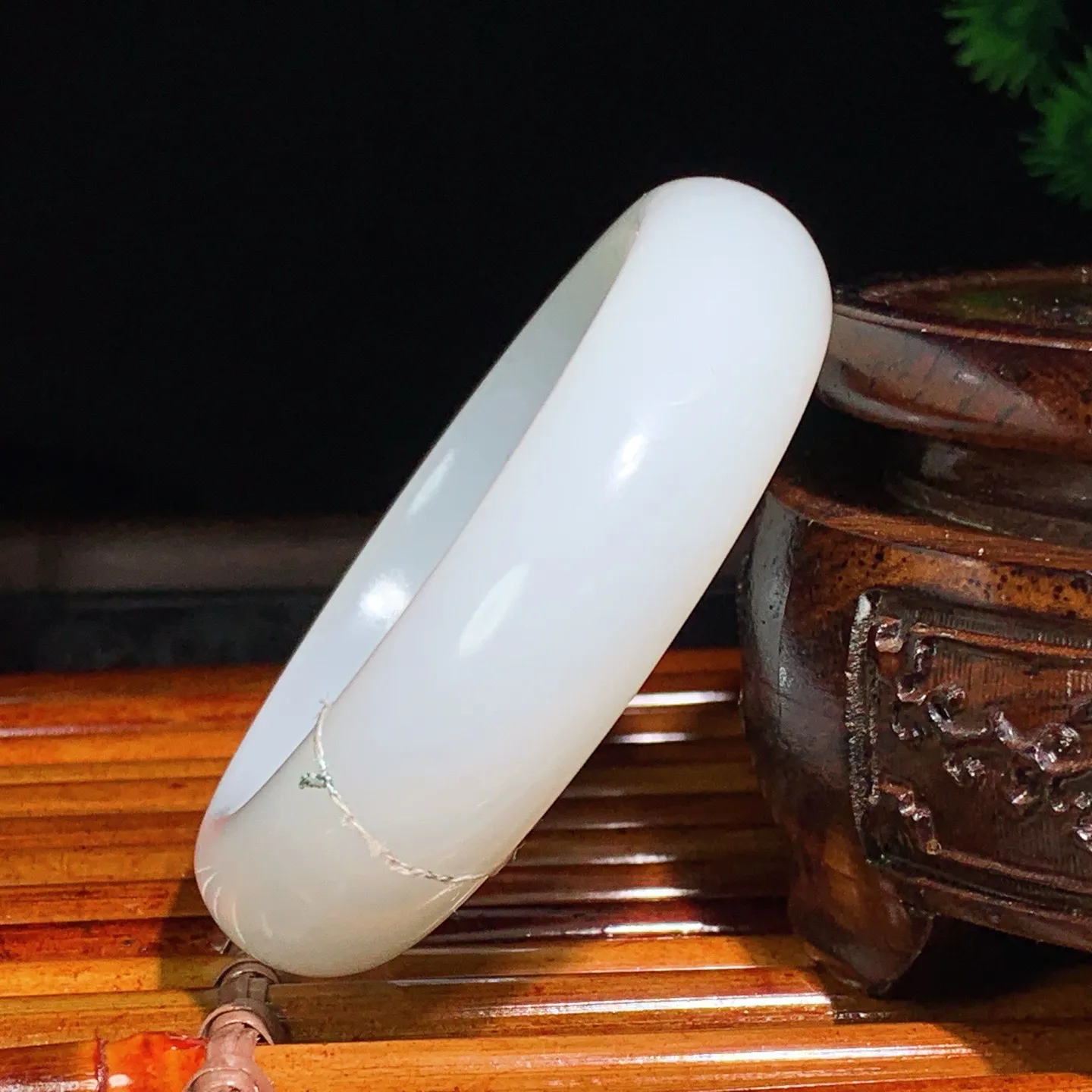 53圈口 新疆和田玉羊脂白籽料手镯 53圈口条宽 16厚9重67.7克。玉质细腻油润。手推出油。佩戴高端典雅。lt260125