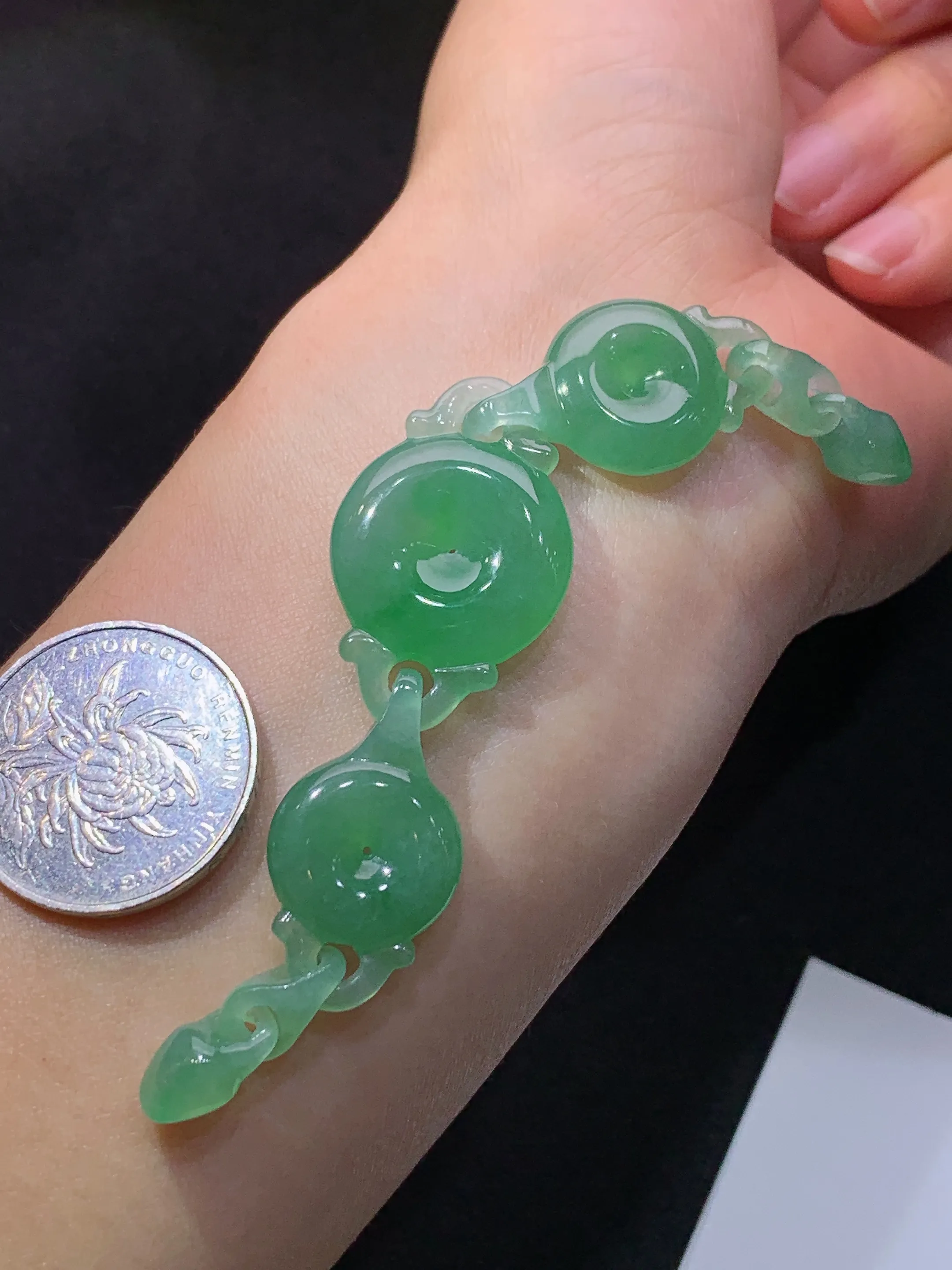 晴绿平安扣手牌 玉质细腻 色泽清新艳丽 整体尺寸108*20*5.7