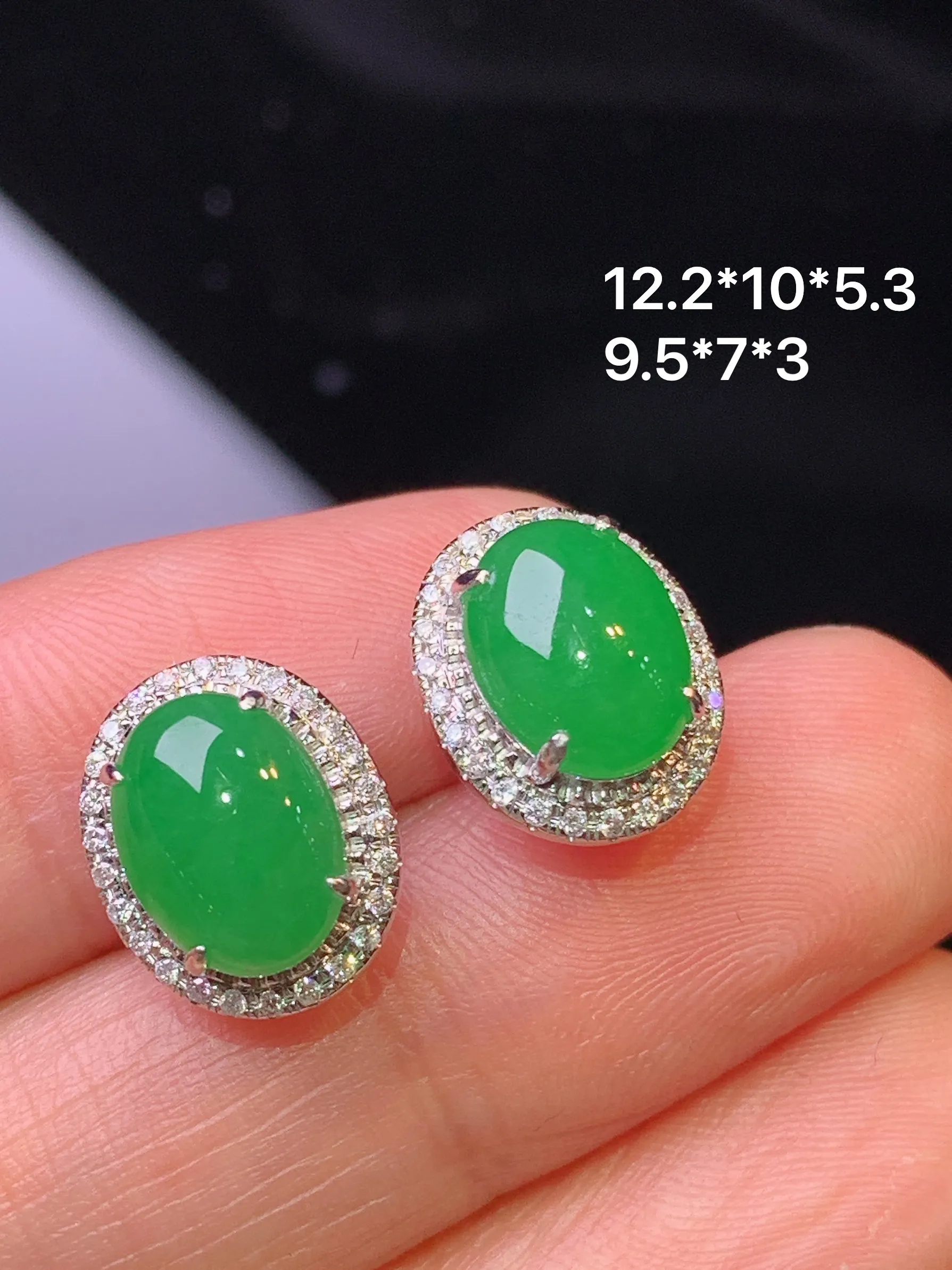 18金钻镶嵌满绿蛋面耳钉 玉质细腻 色泽清新艳丽 整体尺寸12.2*10*5.3