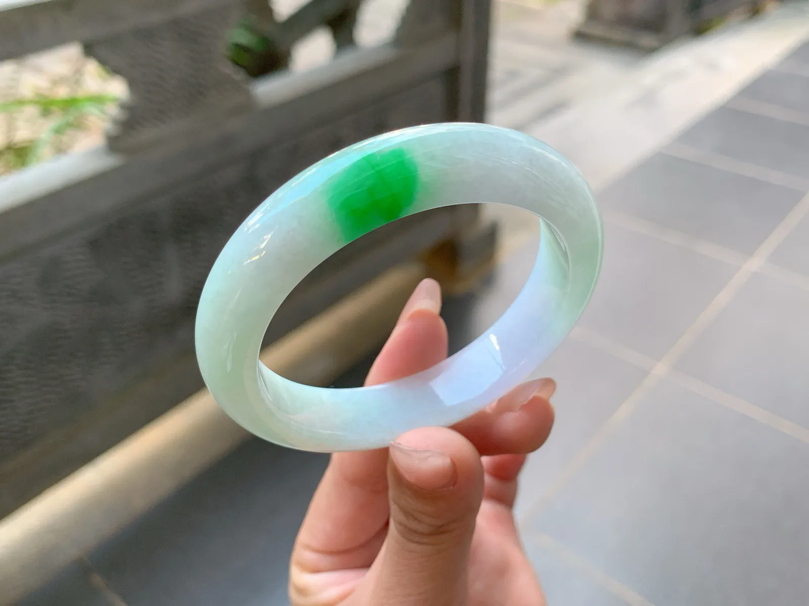 ｜54圈口
白底青，飘阳绿花，辣辣的，超级抢眼，有一股俏丽的美感，