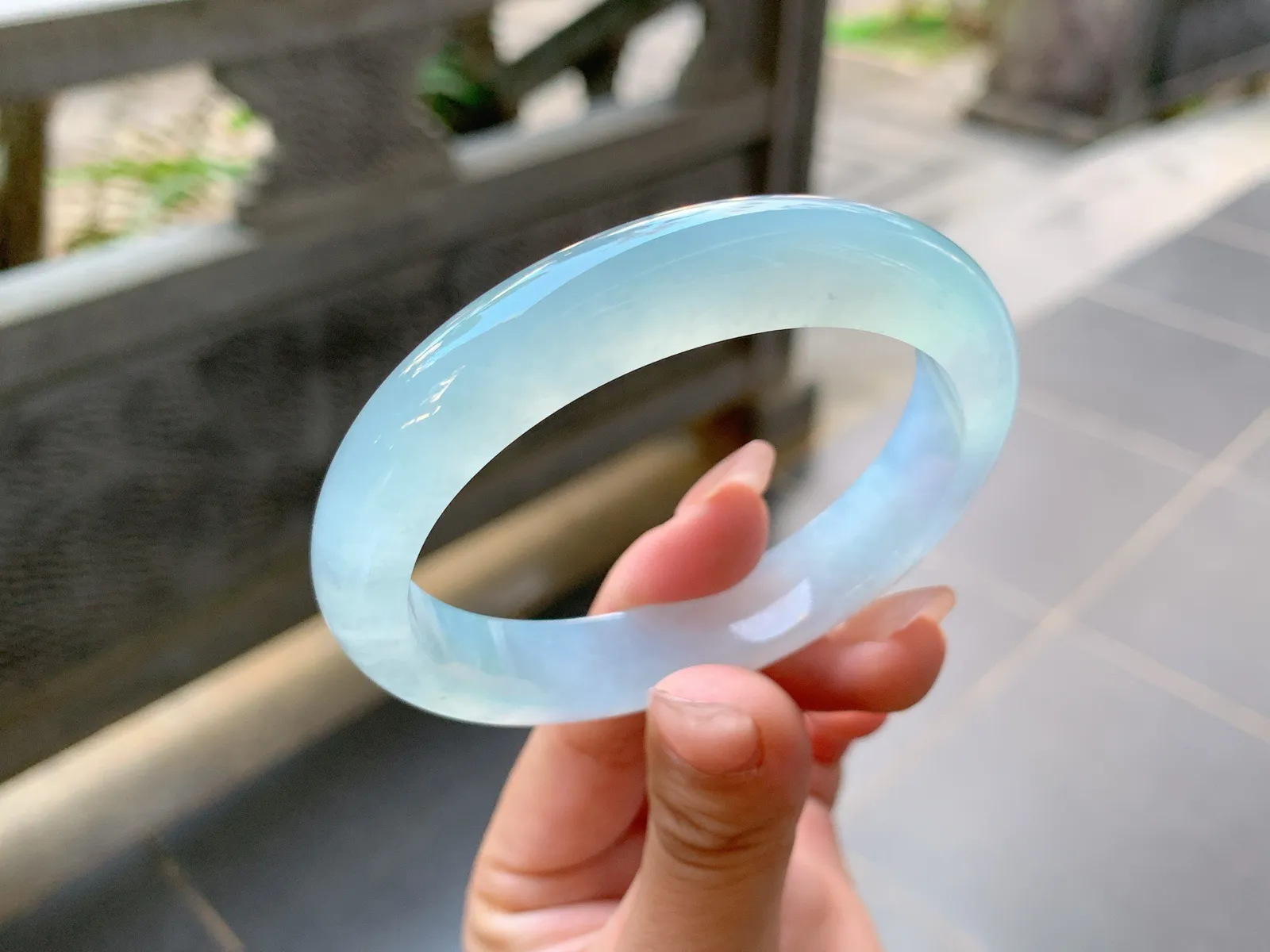 ｜57圈口
冰蓝水贵妃手镯，精致大方，有湖水蓝的透亮感，冰冰的大贵妃