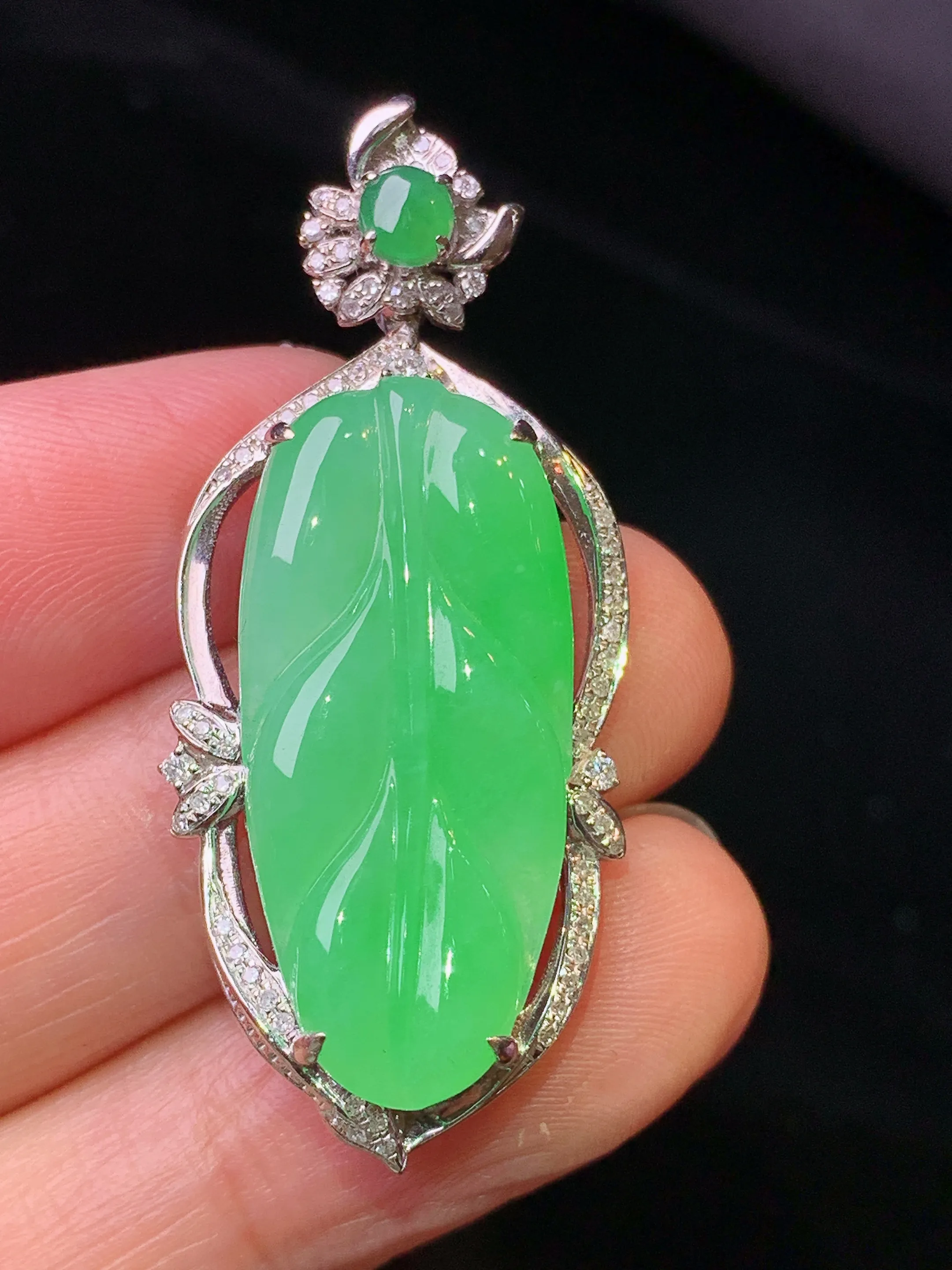 18金钻镶嵌翠绿树叶吊坠 玉质细腻 色泽清新艳丽 整体尺寸42*17.8*7.3