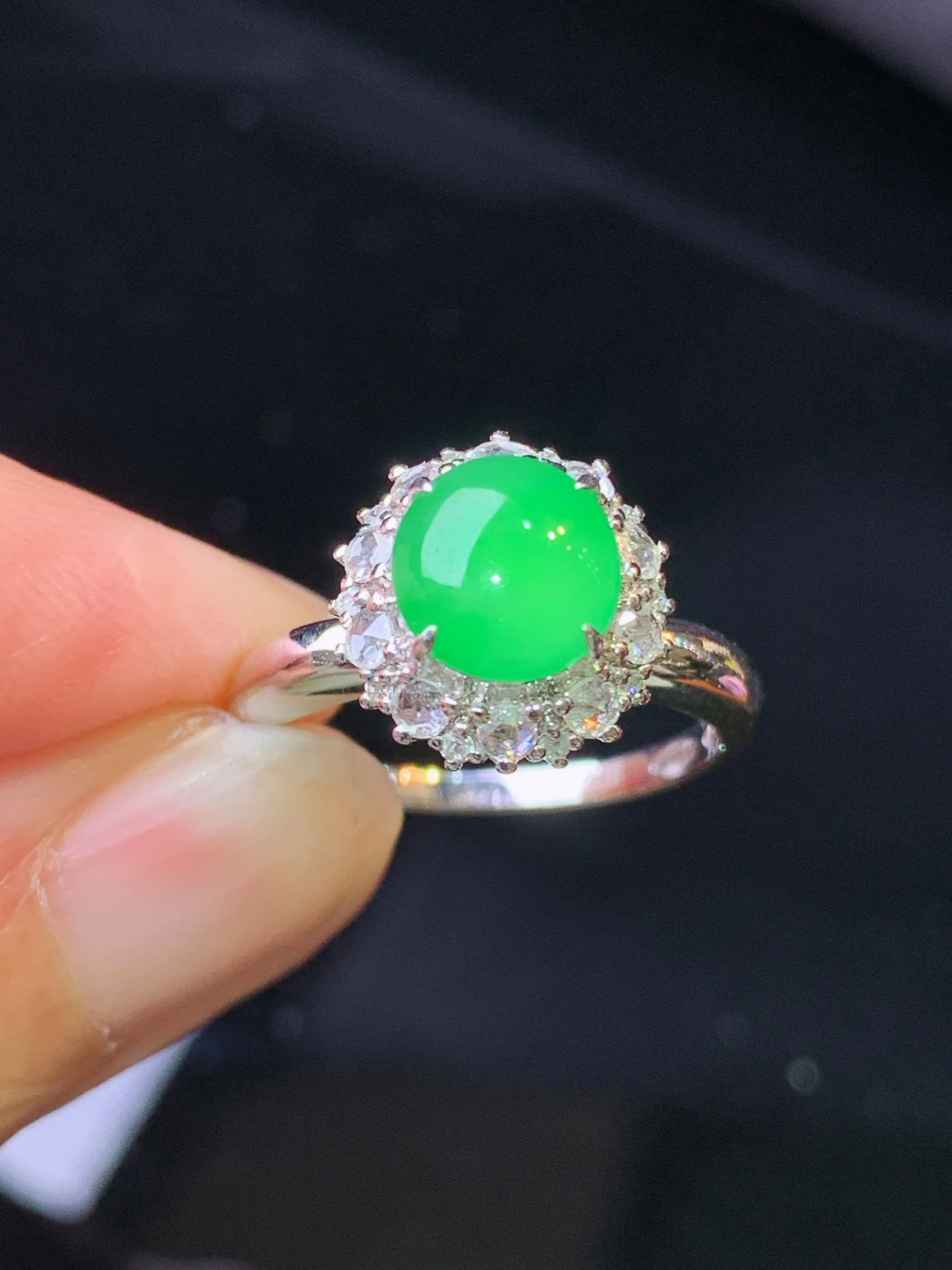 18金钻镶嵌翠绿蛋面戒指 玉质细腻 色泽清新艳丽 圈口12.5 整体尺寸11.6*11*10