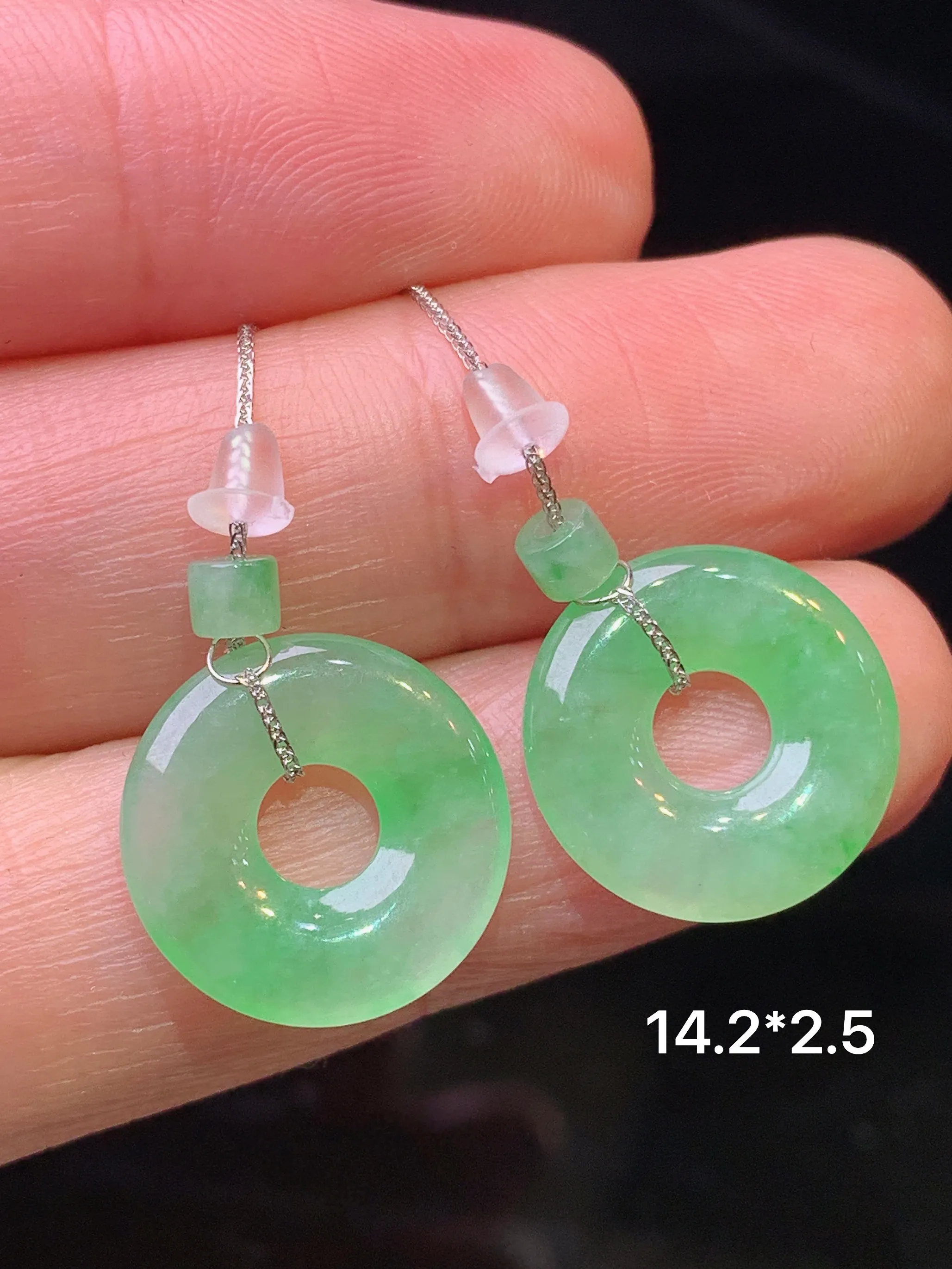 飘绿平安扣耳坠 玉质细腻 色泽清新艳丽 整体尺寸14.2*2.5