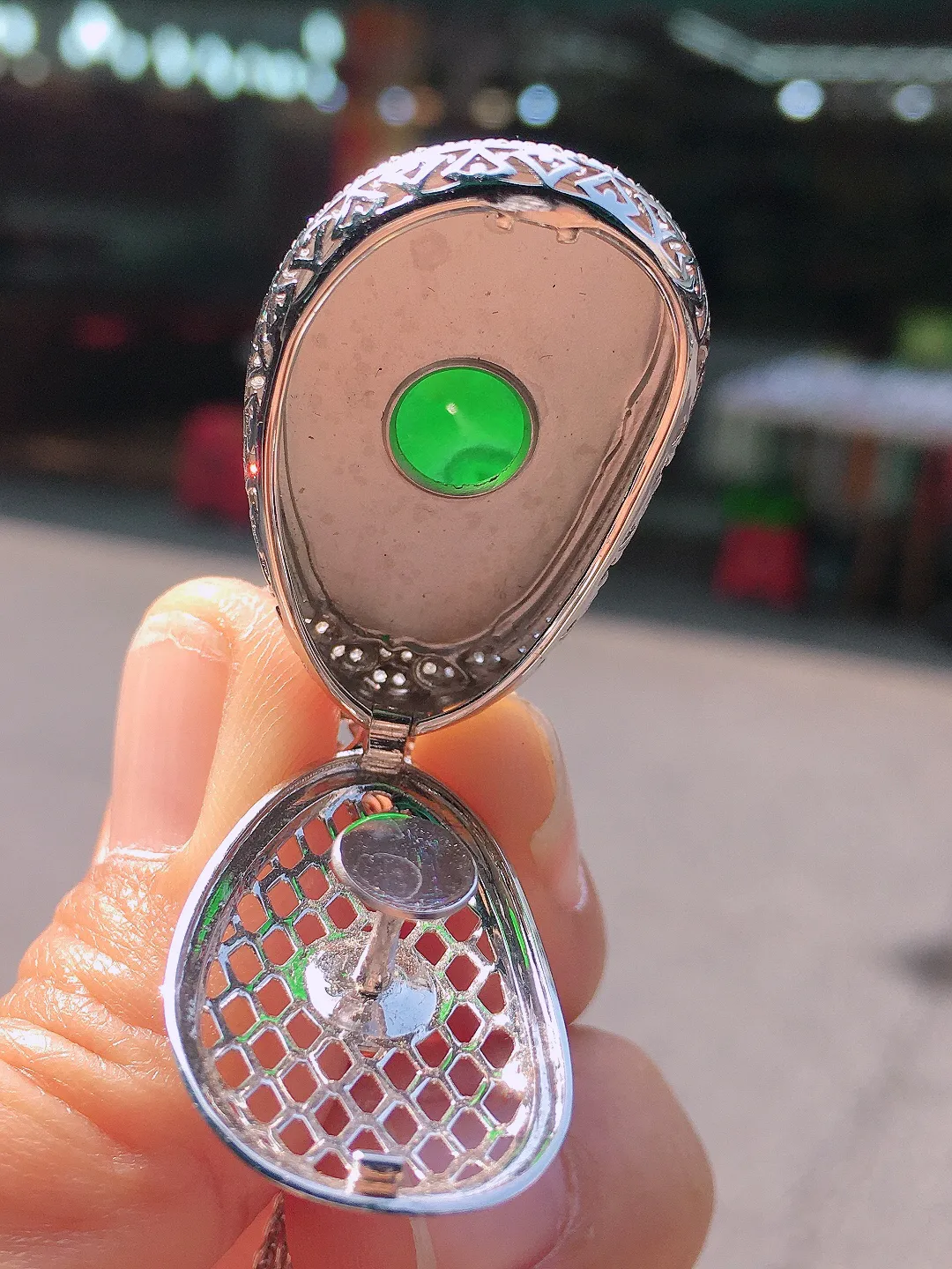 阳绿如意吊坠，色泽均匀艳丽，玉质细腻，荧光感超
强，饱满圆润，尽显优雅气质，18k
金豪华镶嵌