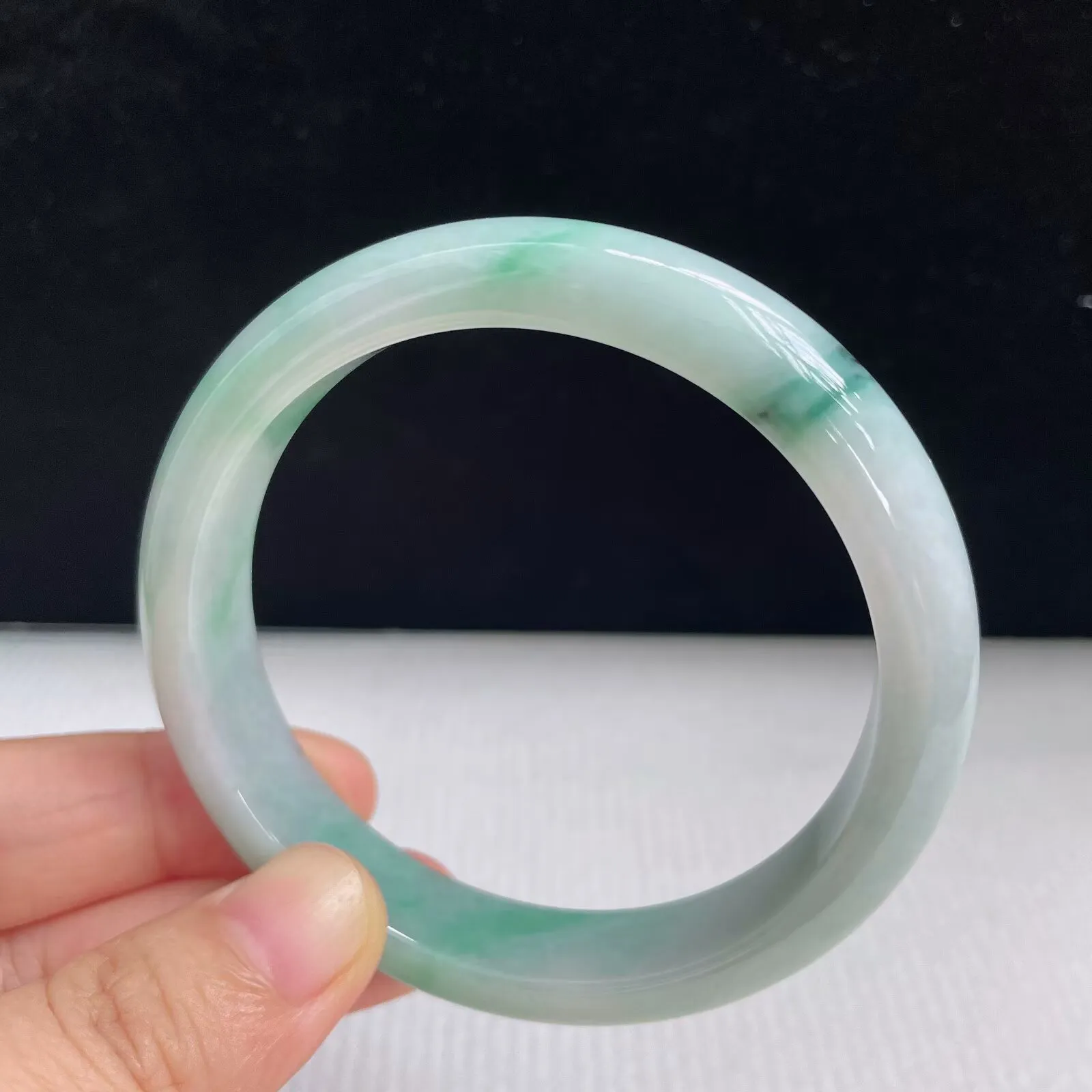 55mm自然光拍摄天然翡翠A货飘绿好种水正圈手镯 43.34克