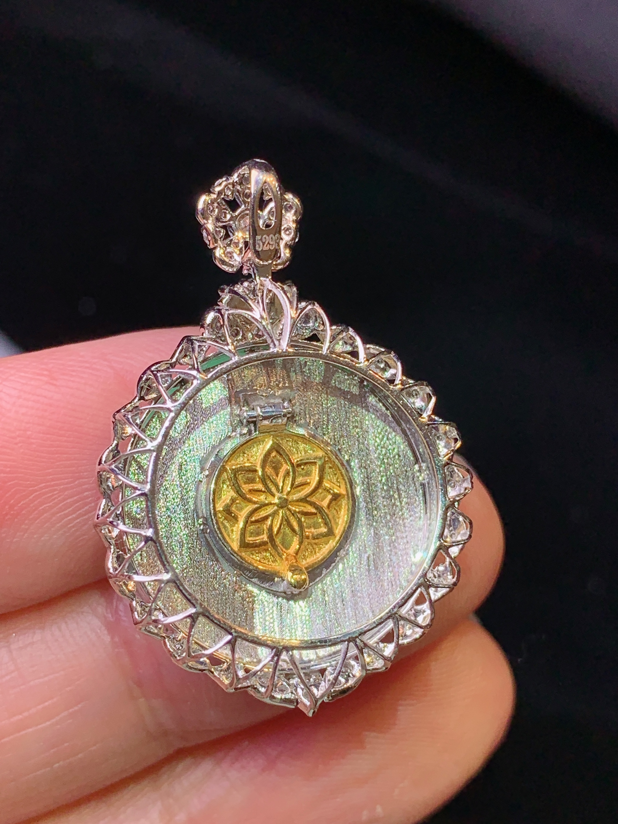 18金钻镶嵌翠绿圆牌吊坠 玉质细腻 色泽清新艳丽 整体尺寸31.5*21.8*7.3