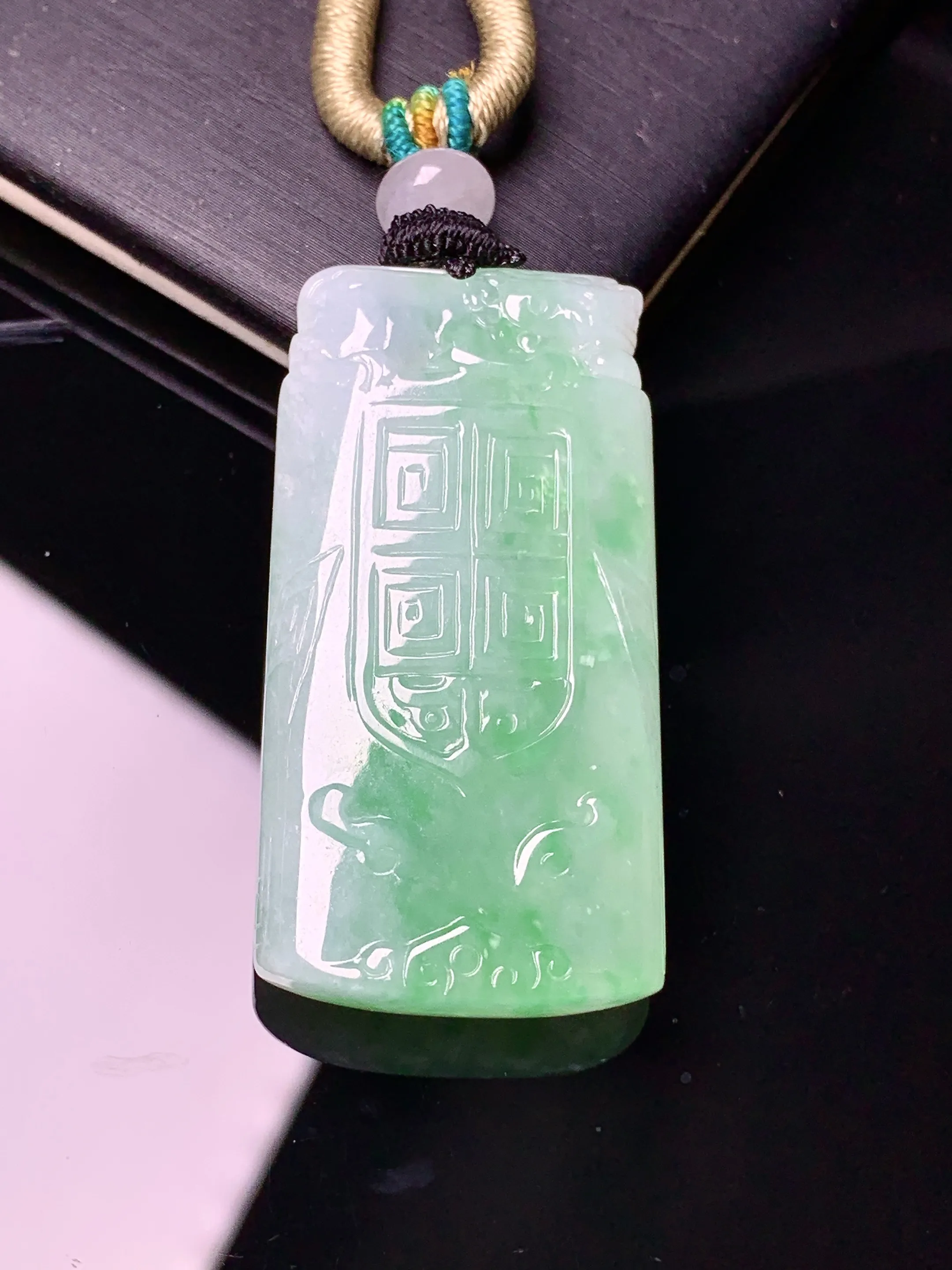 飘绿仿古牌吊坠 玉质细腻 色泽清新艳丽 整体尺寸41.2*21.2*6.8