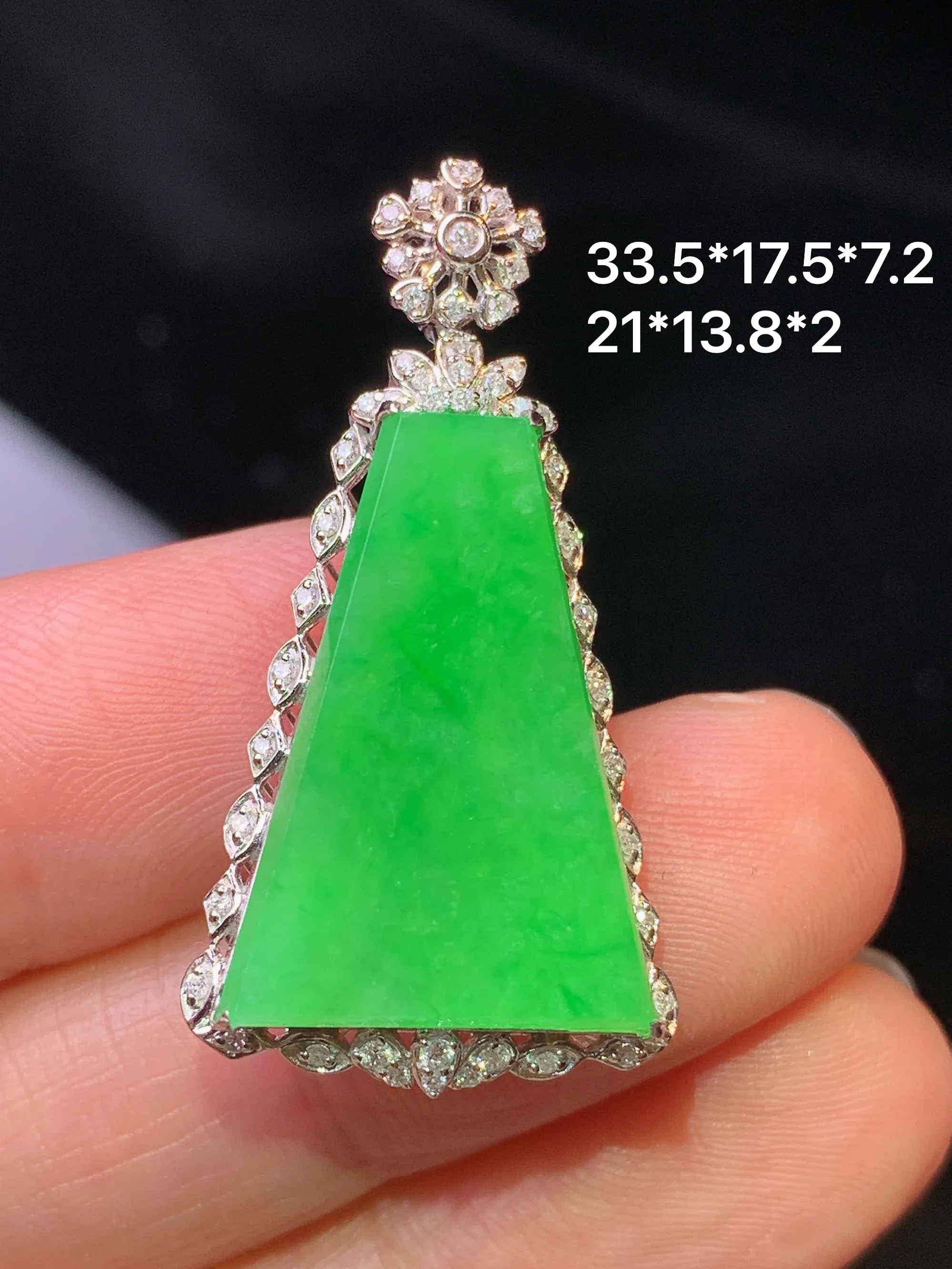 18金钻镶嵌翠绿无事牌吊坠 玉质细腻 色泽清新艳丽 整体尺寸33.5*17.5*7.2