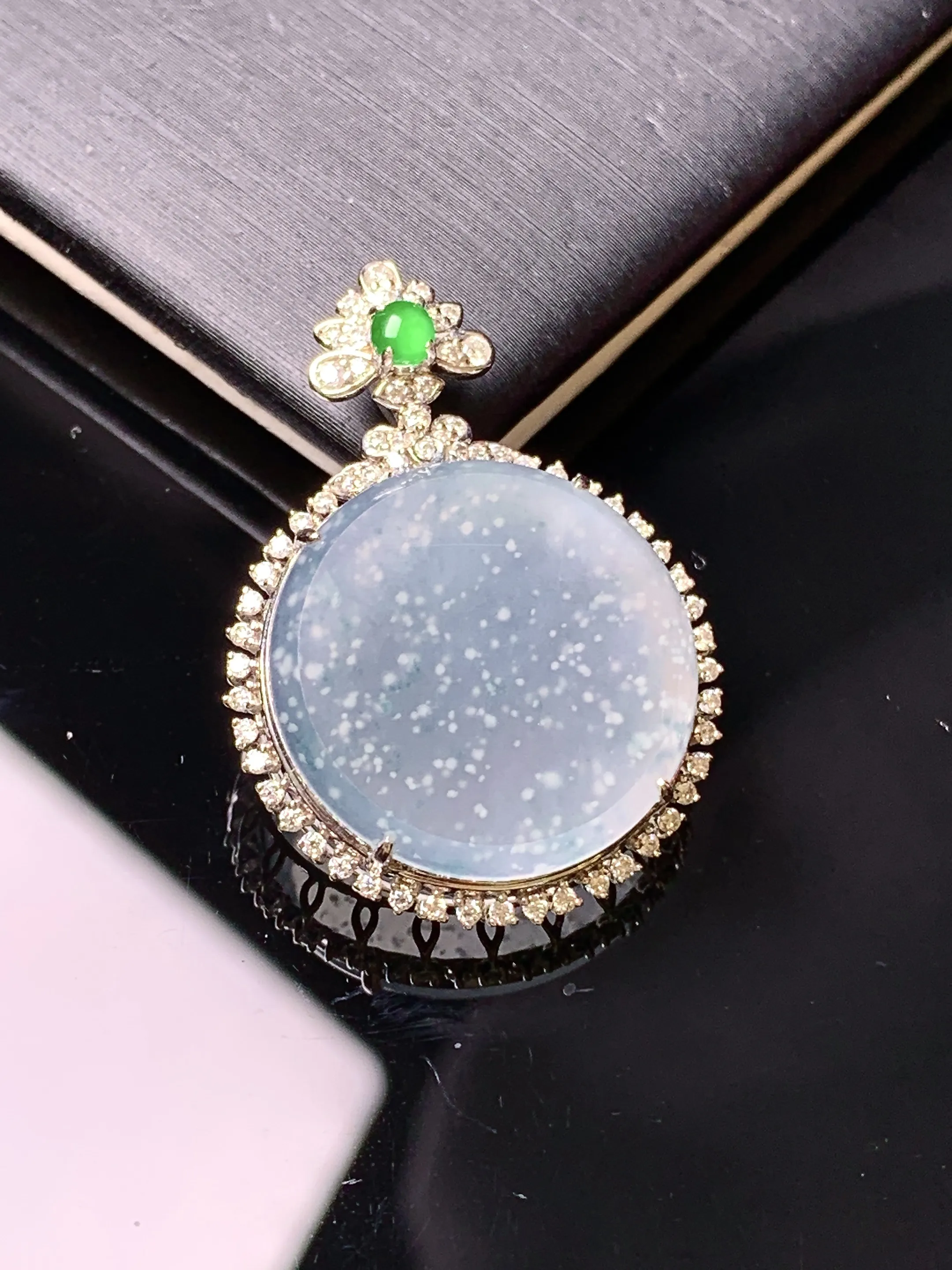 18金钻镶嵌冰种雪花棉圆牌吊坠 玉质细腻 色泽清新艳丽 整体尺寸30.3*21.5*6.7