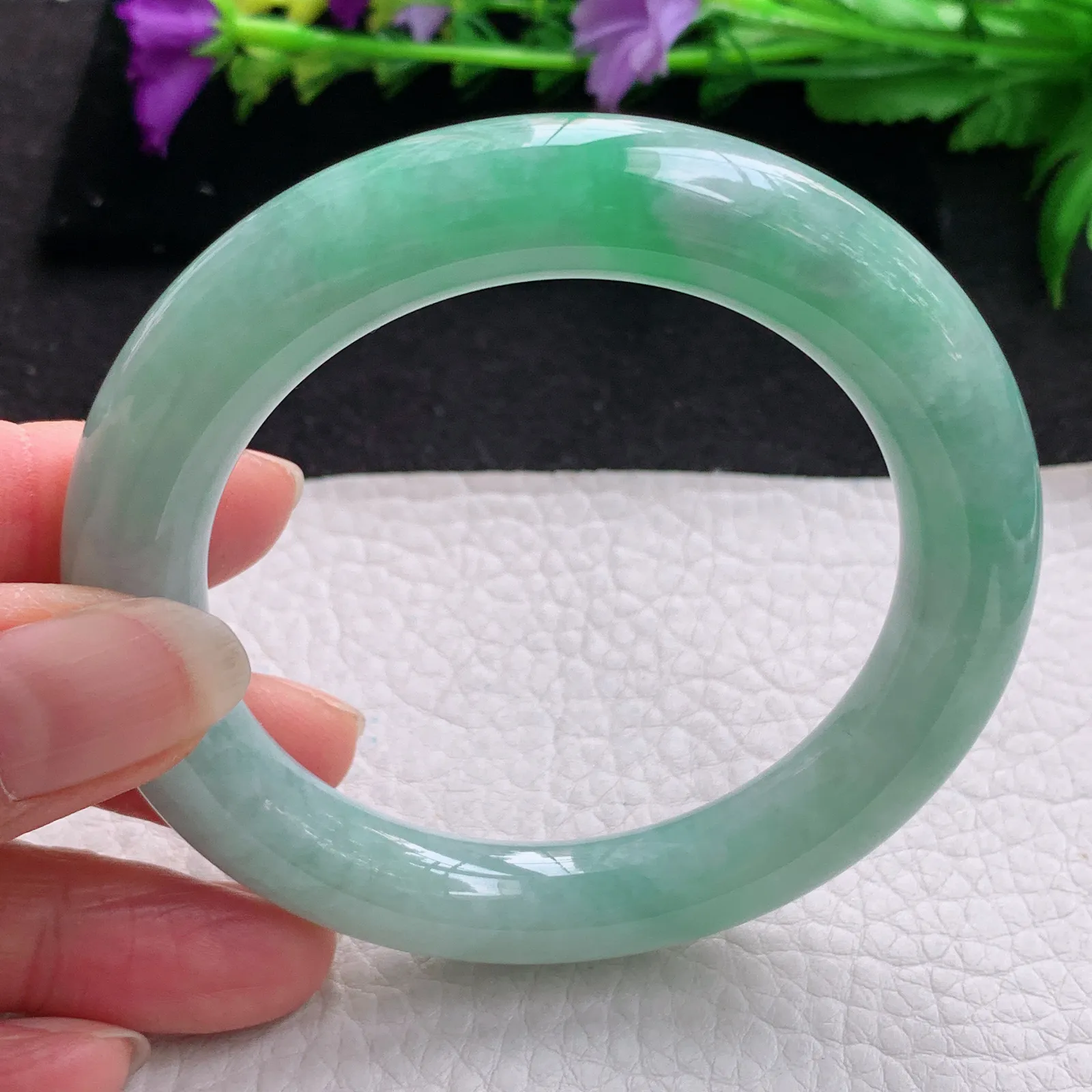 z实拍55*11美入镯 缅甸翡翠精美飘绿圆条大气玉手镯 玉手环