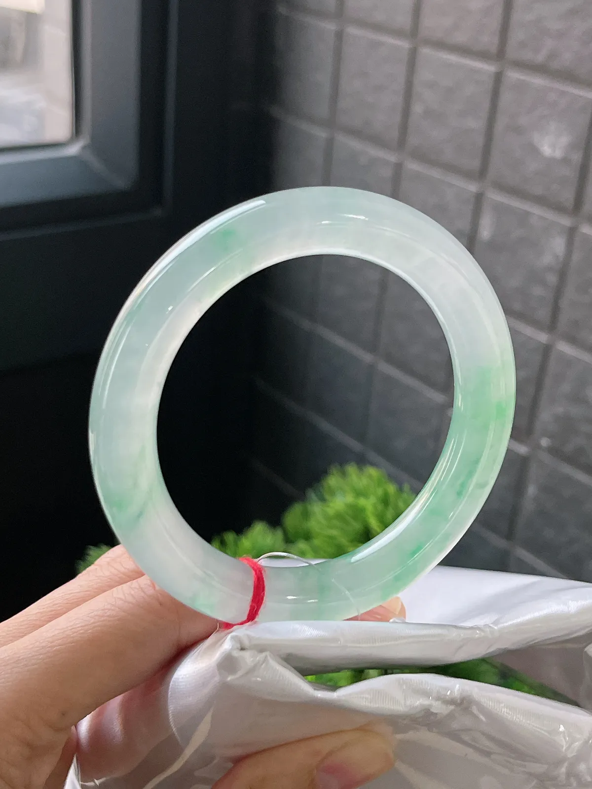 圆镯56.1圈口，翡翠冰种飘绿手镯，种水十足