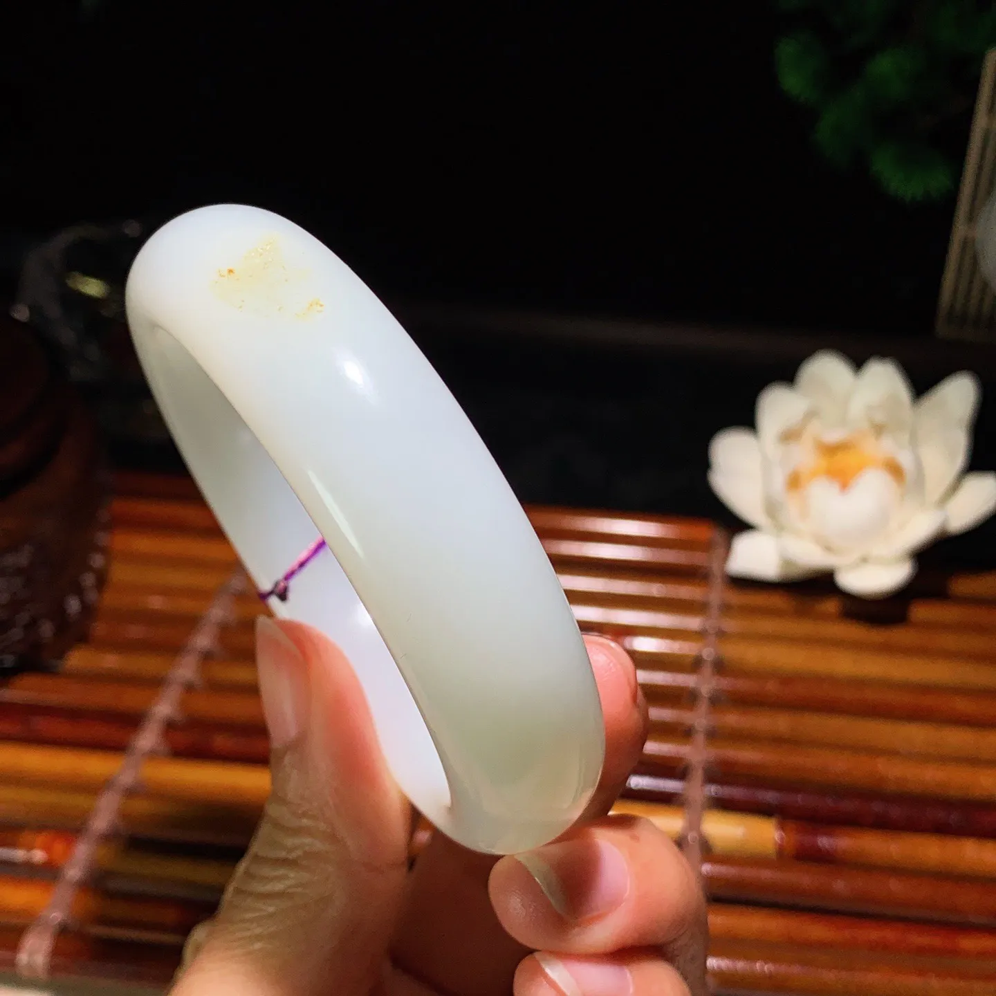 55圈口 新疆和田玉羊脂白籽料手镯 55圈口条宽 16厚10重82克。玉质细腻油润。手推出油。佩戴高端典雅。lt260125