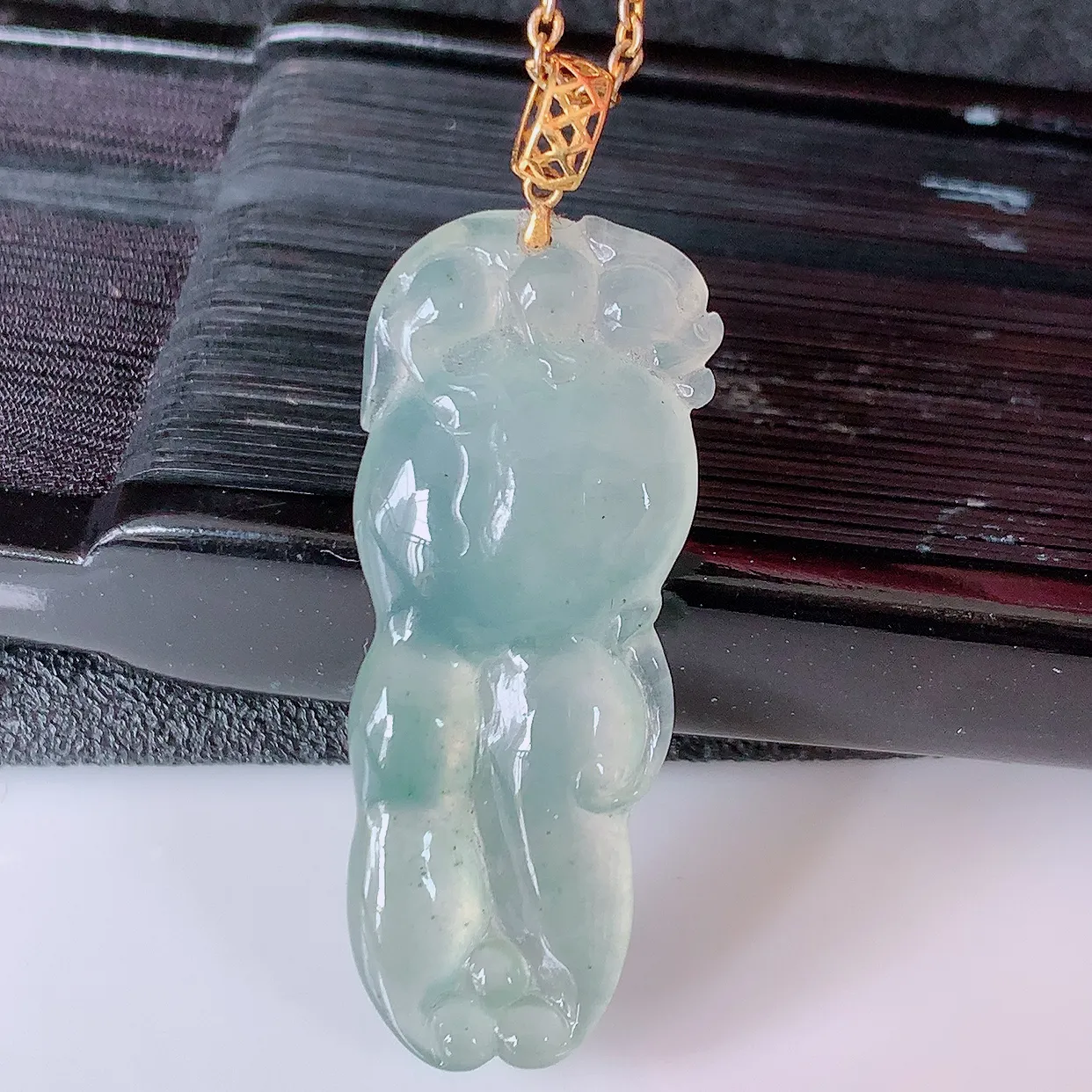 18k金镶嵌冰种翡翠人参吊坠，人生如意，款式新颖，佩戴效果时尚出众，尽显气质，水润精细， 美感十足。#1.16