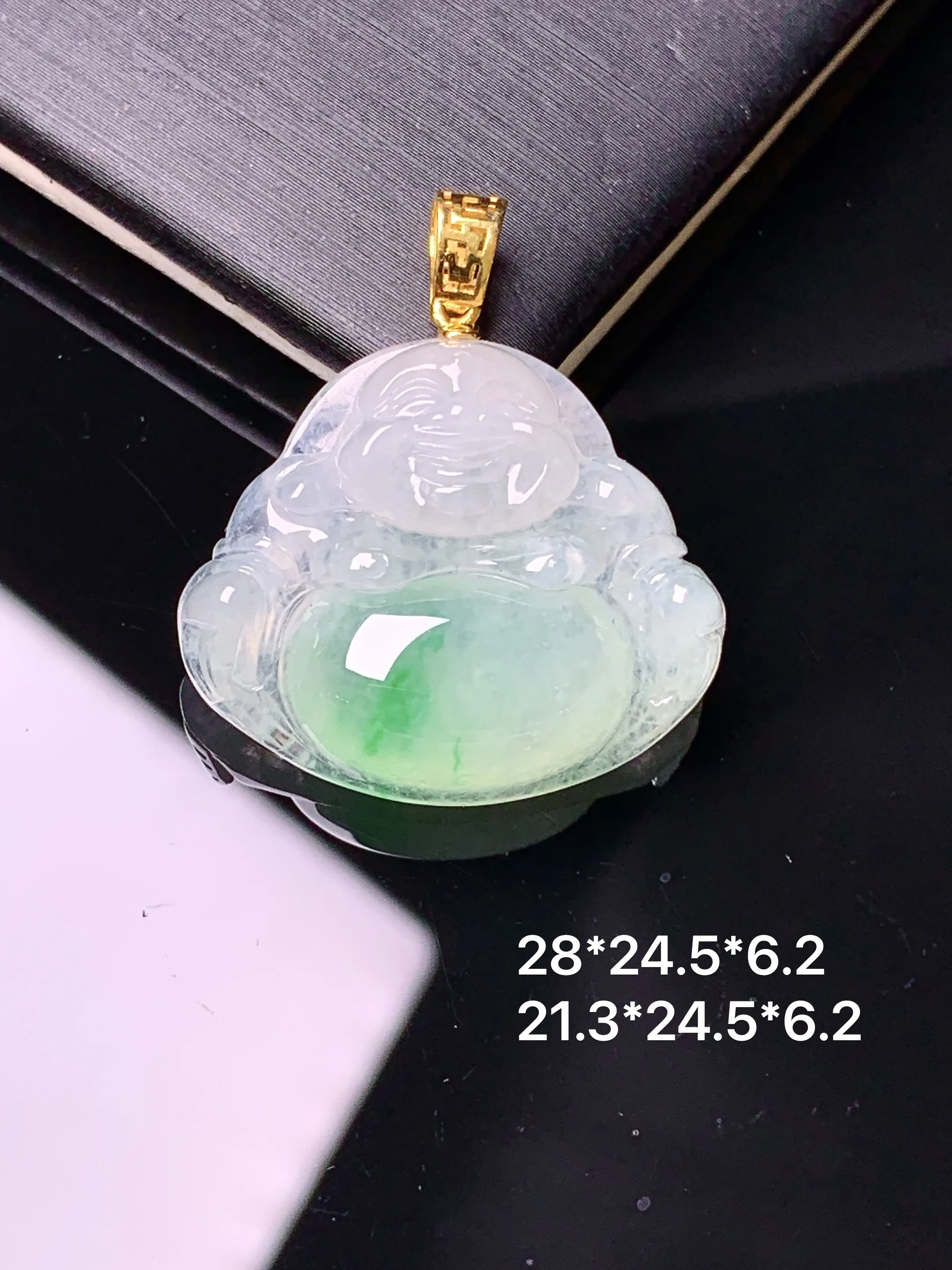 18金镶嵌飘绿佛公吊坠 玉质细腻 色泽清新艳丽 整体尺寸28*24.5*6.2
