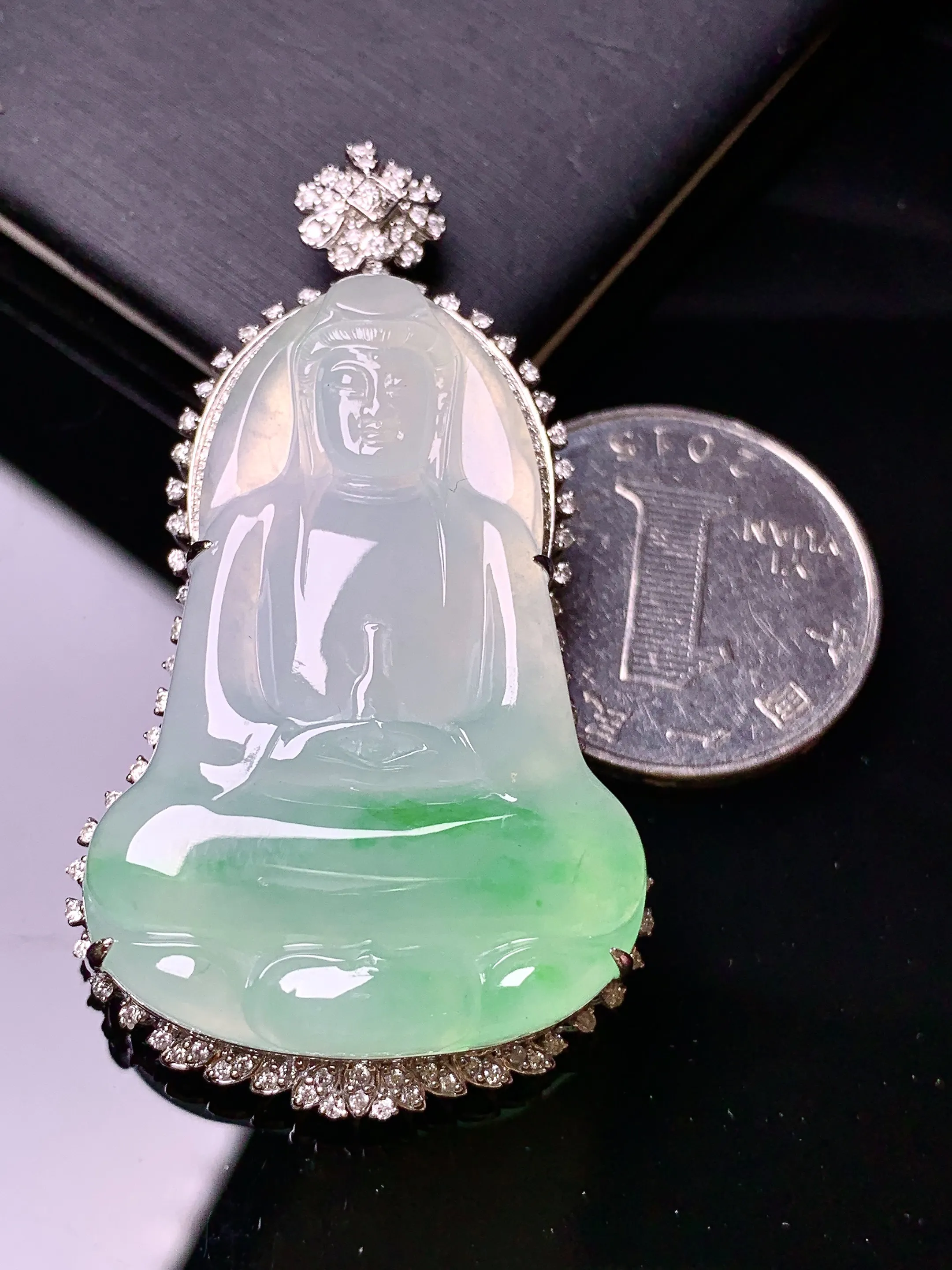 18金钻镶嵌飘绿观音菩萨吊坠 玉质细腻 色泽清新艳丽 整体尺寸55*30.2*10.3