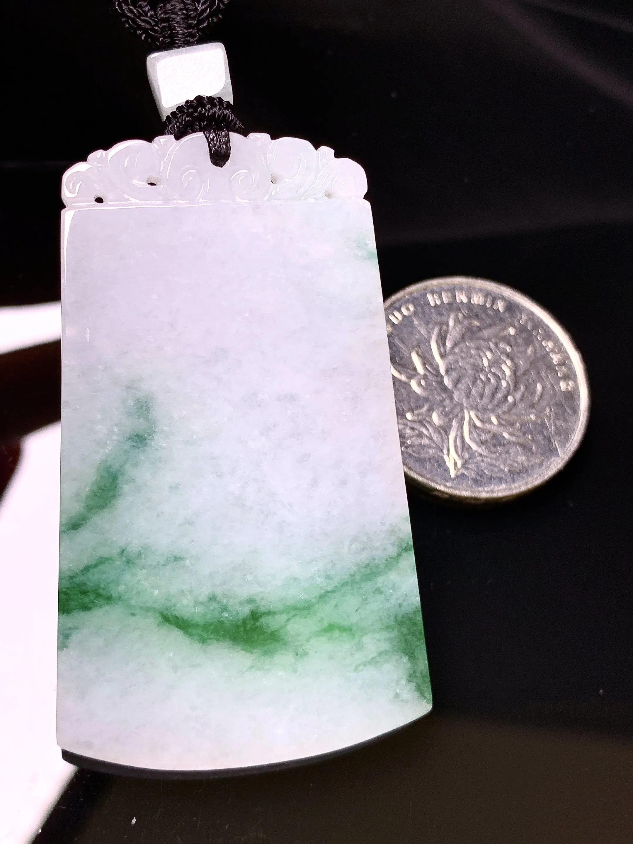 飘绿无事牌吊坠 玉质细腻 色泽清新艳丽 整体尺寸54.3*32.5*4