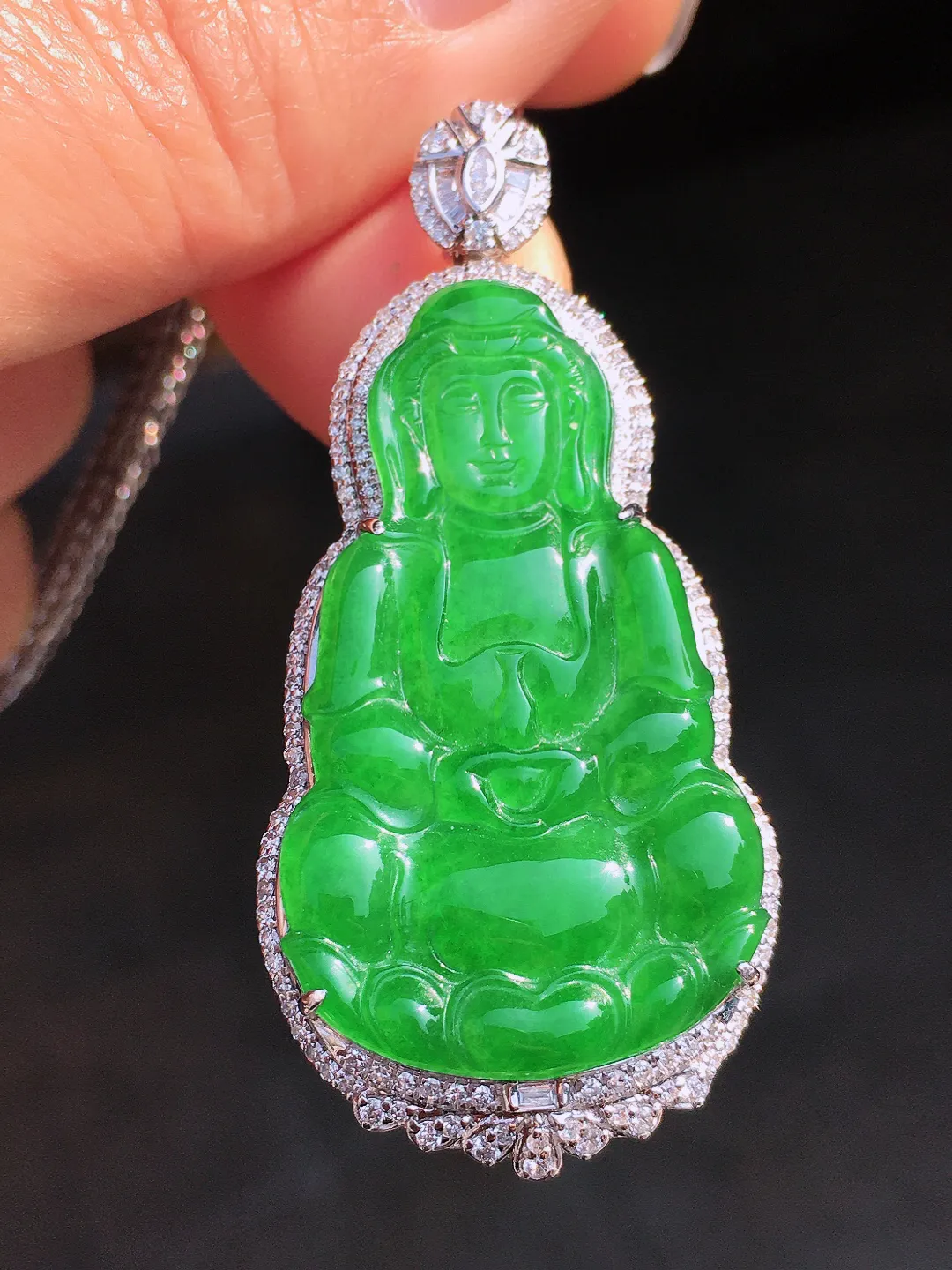 阳绿观音吊坠，色泽均匀艳丽，玉质细腻，荧光感超
强，饱满圆润，尽显优雅气质，18k
金豪华镶嵌