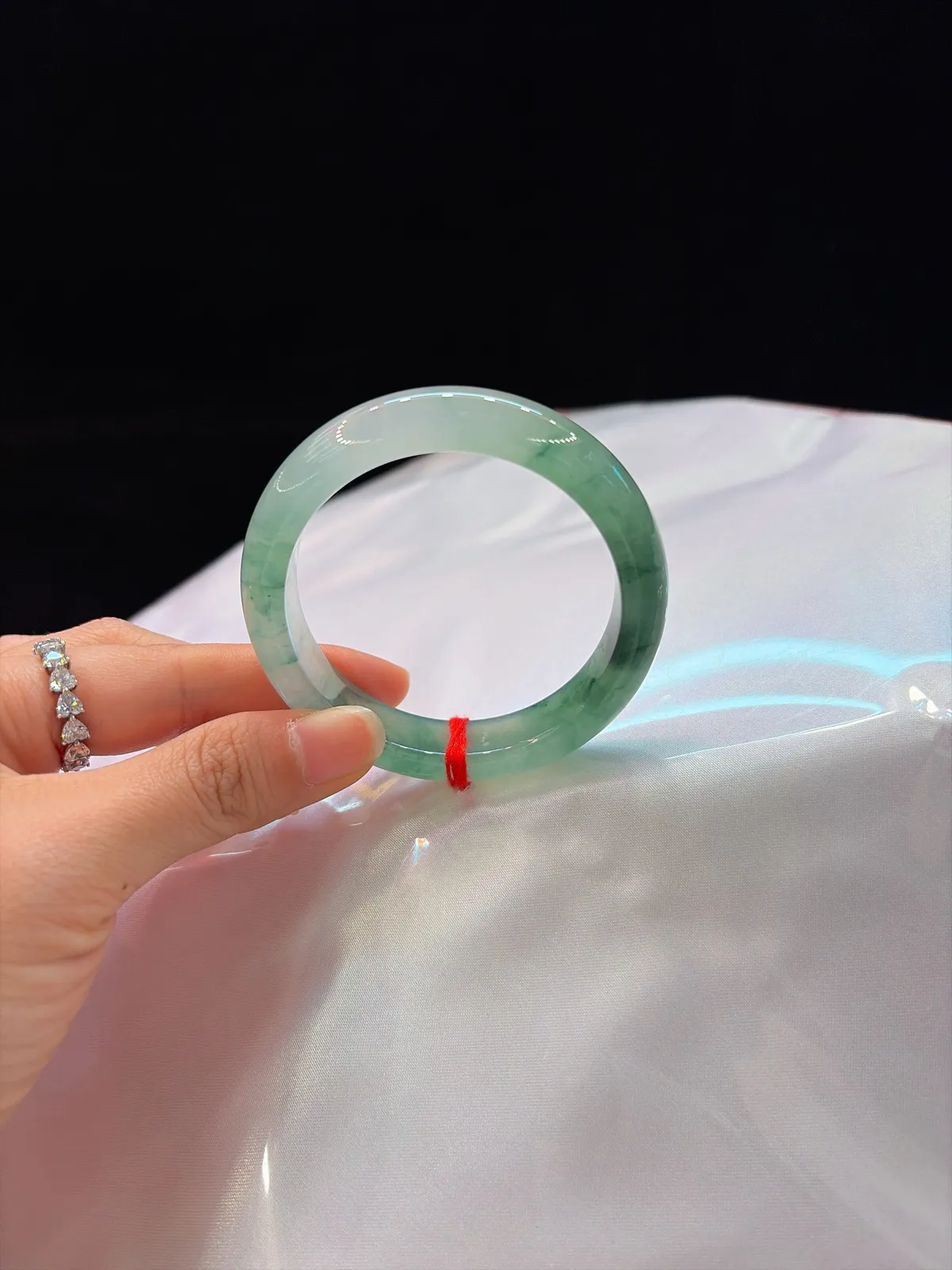 ｜53圈口
【冰飘花半山半水·灵动飘花】
“半山半水藏意境，飘花灵动腕间生”​​
——整圈起光，实物更绝
规格【53.1/12.7/8.6】