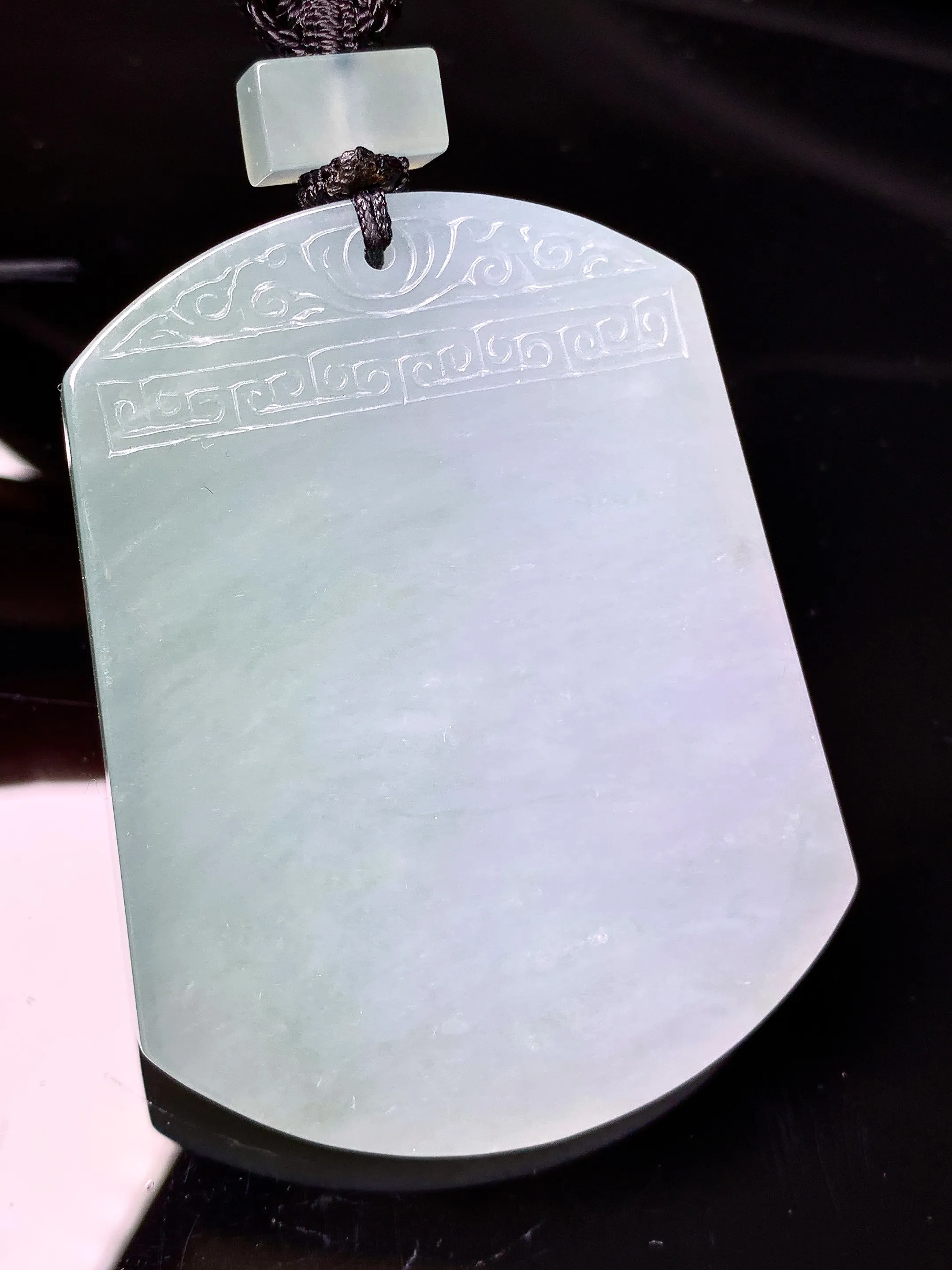 飘绿无事牌吊坠 玉质细腻 色泽清新艳丽 整体尺寸55.2*43.3*5.5