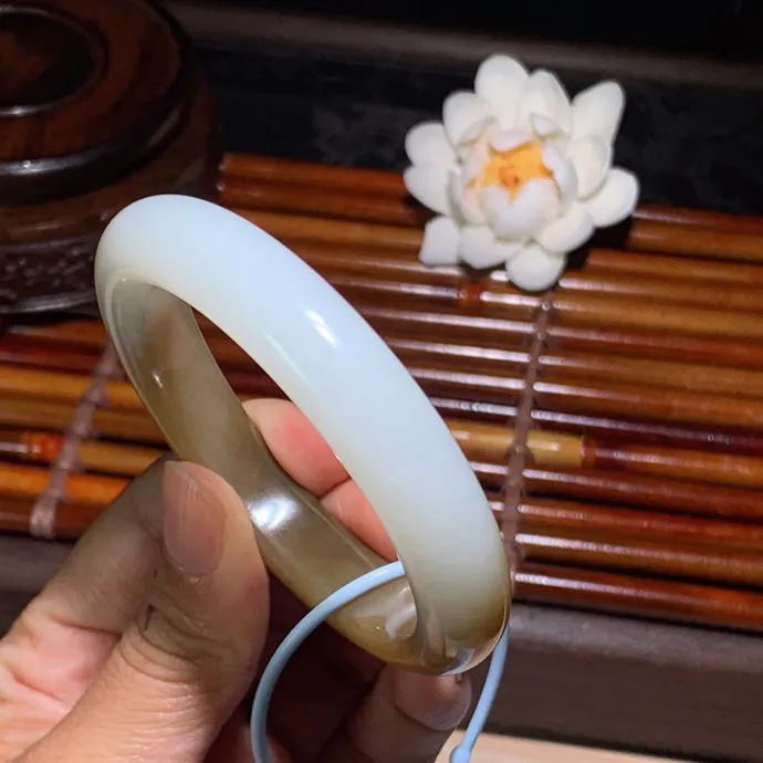 56圈口 新疆和田玉且末糖手镯 且末糖半山半水手镯 56圈口条宽 11.5厚8重53.5克。玉质细腻油润。手推出油。佩戴高端典雅。lt260125