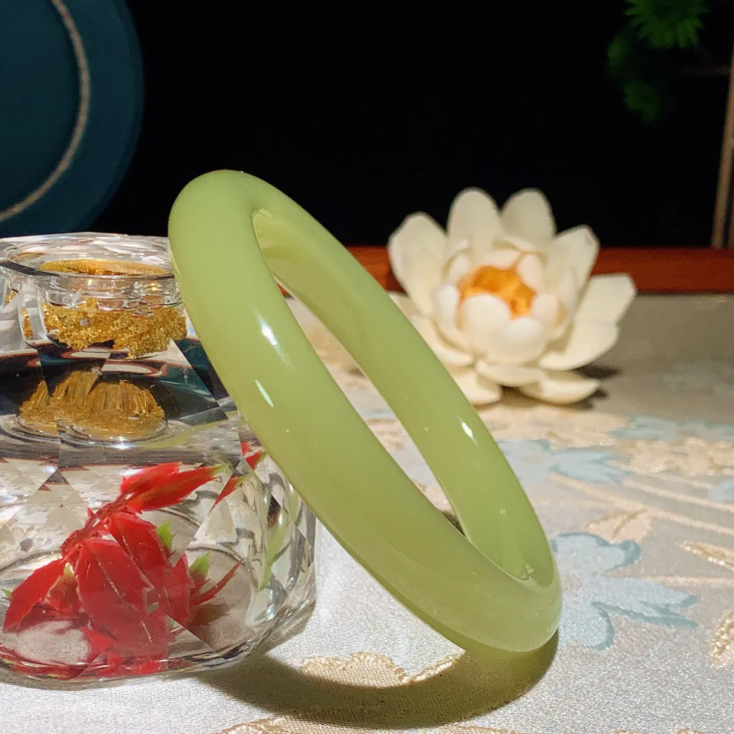 57圈口和田玉若羌黄口料手镯，圈口57宽12.3玉质细腻油润。手推出油品相大