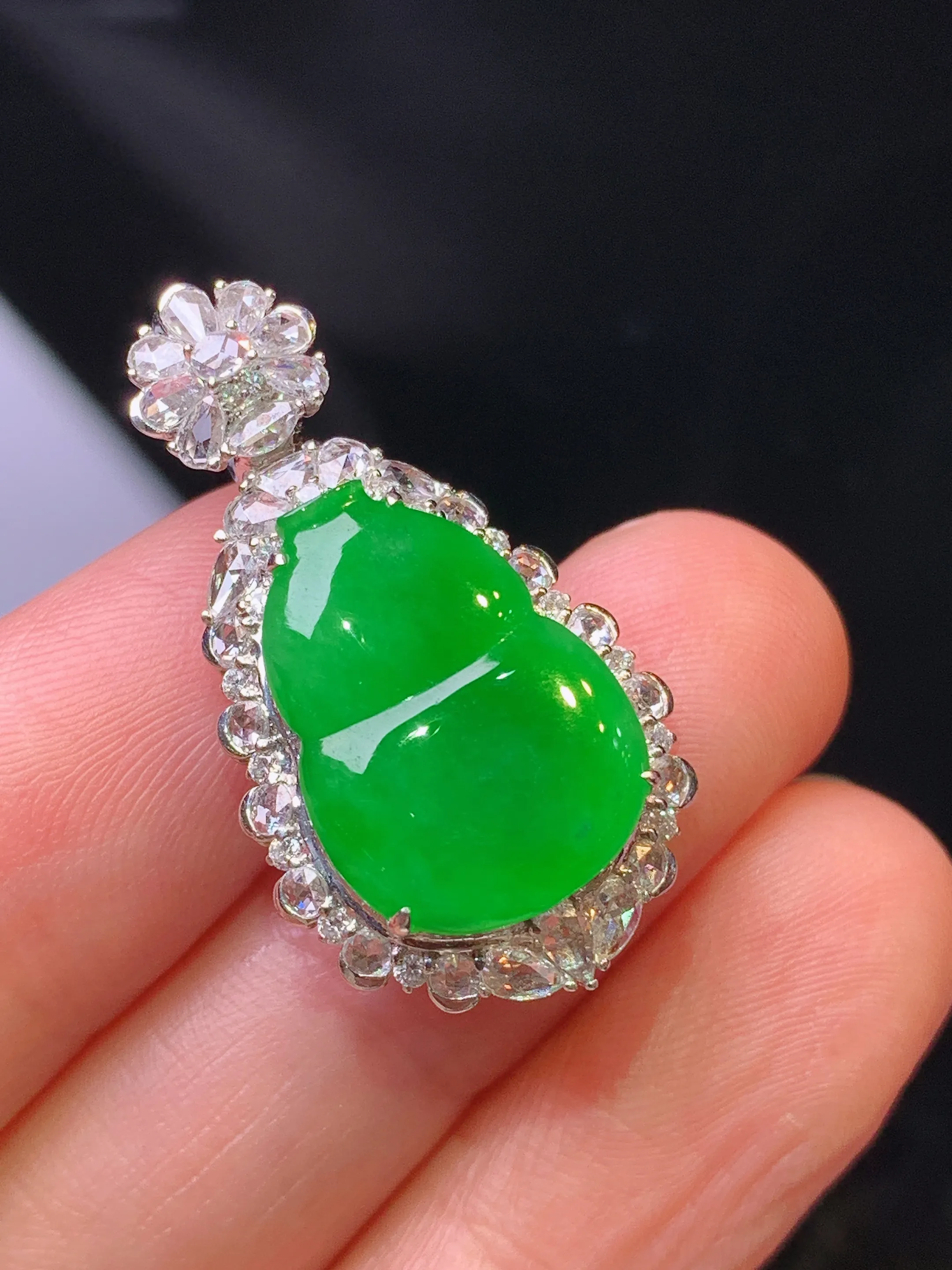 18金钻镶嵌满绿葫芦吊坠 玉质细腻 色泽清新艳丽 整体尺寸29.8*16.2*9.5