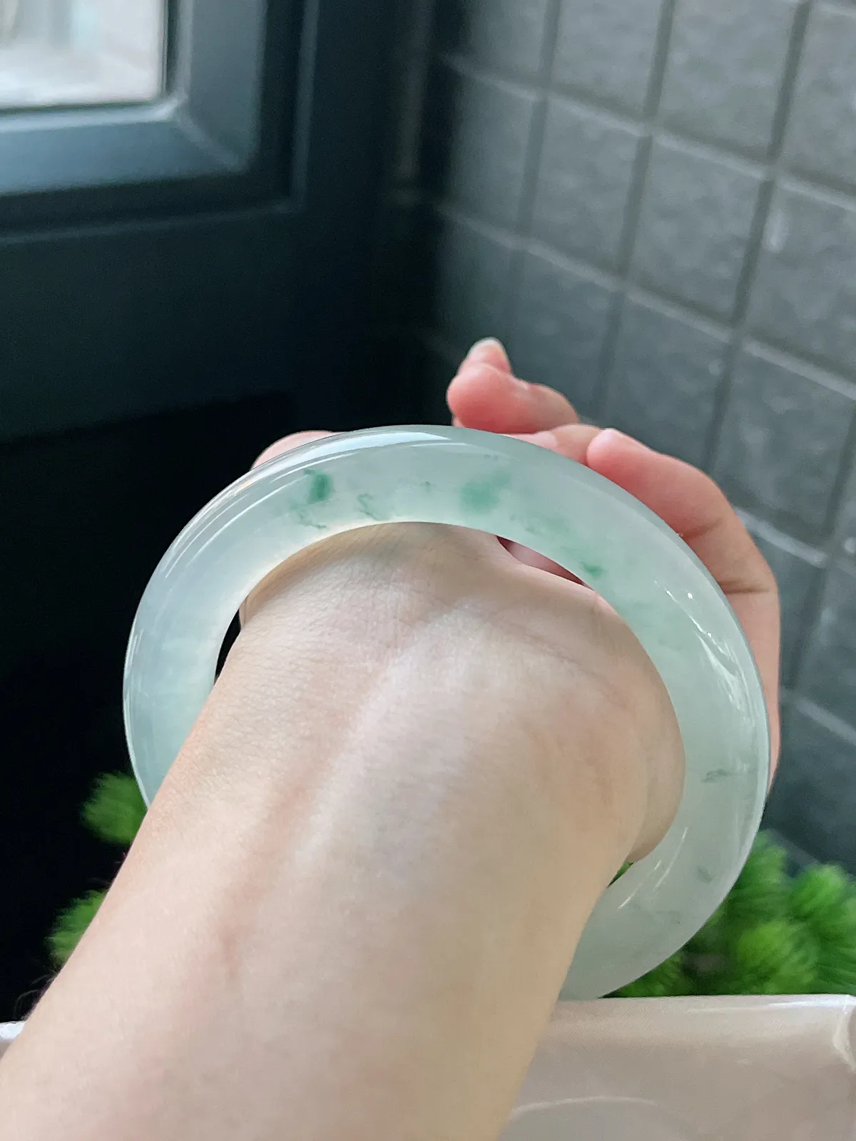 圆镯57.4圈口，翡翠飘绿手镯，种水十足