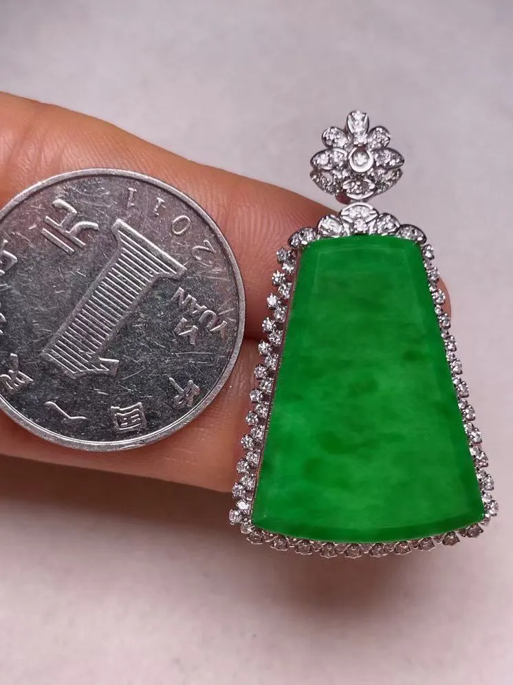 冰糯种辣色平安无事牌吊坠、真金真钻镶嵌，种水好，玉质细腻 .裸石尺寸  25.8*19.7