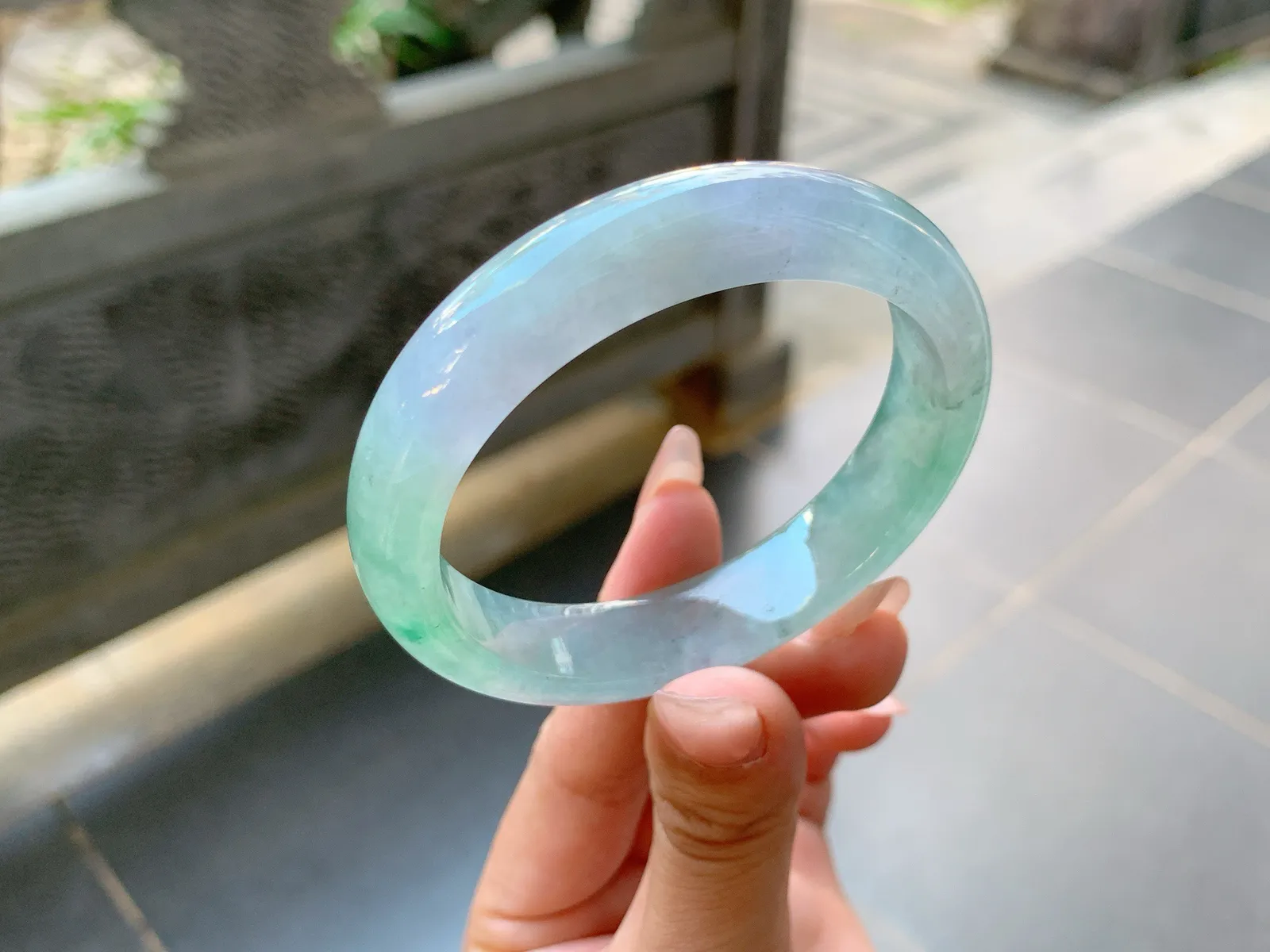 ️｜54圈口
冰飘绿花翡翠手镯，清澈的湖水荡漾着绿花，淡淡的春底色，种水超级棒