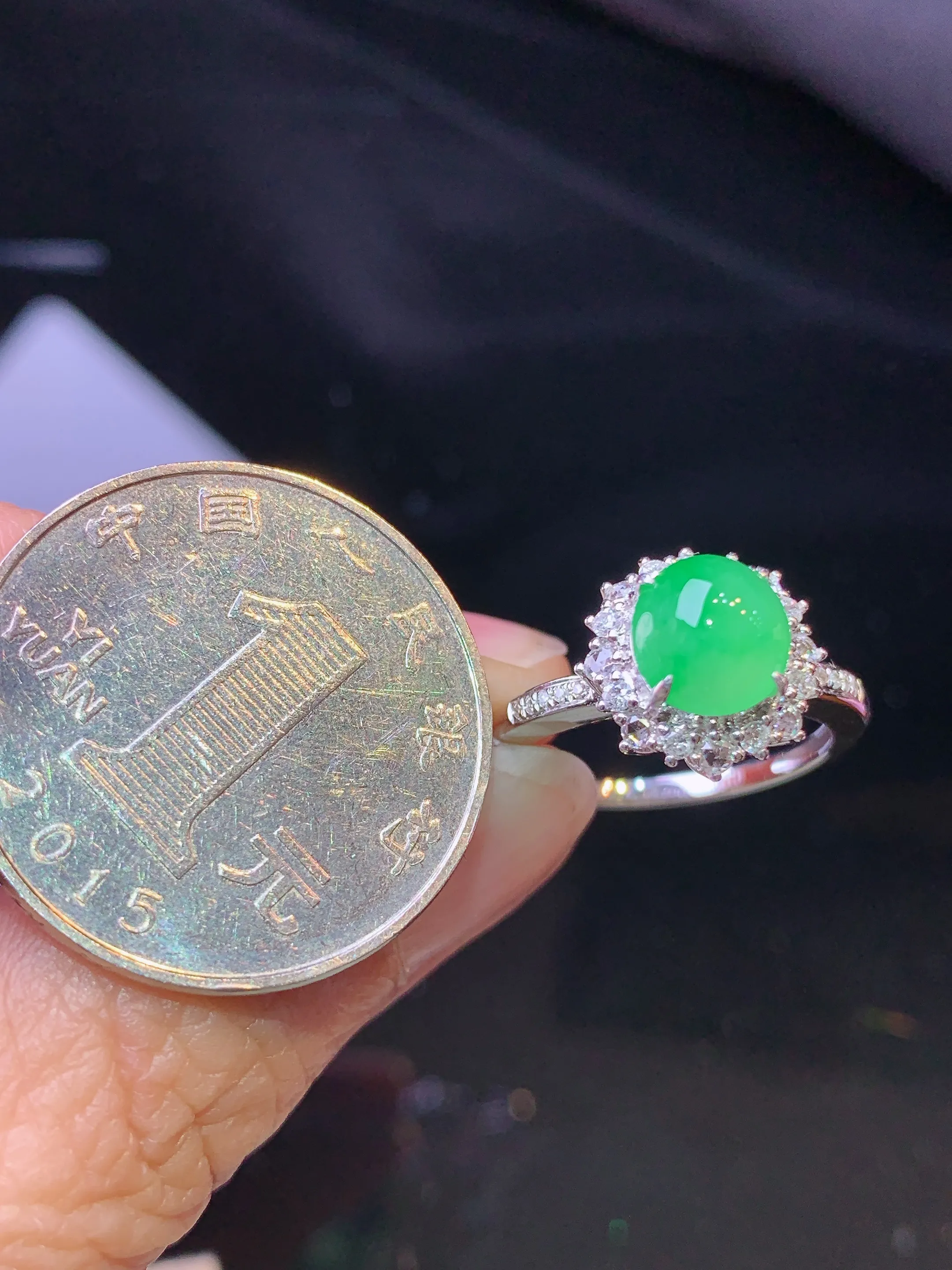 18金钻镶嵌翠绿蛋面戒指 玉质细腻 色泽清新艳丽 圈口13.5整体尺寸11.6*10.2