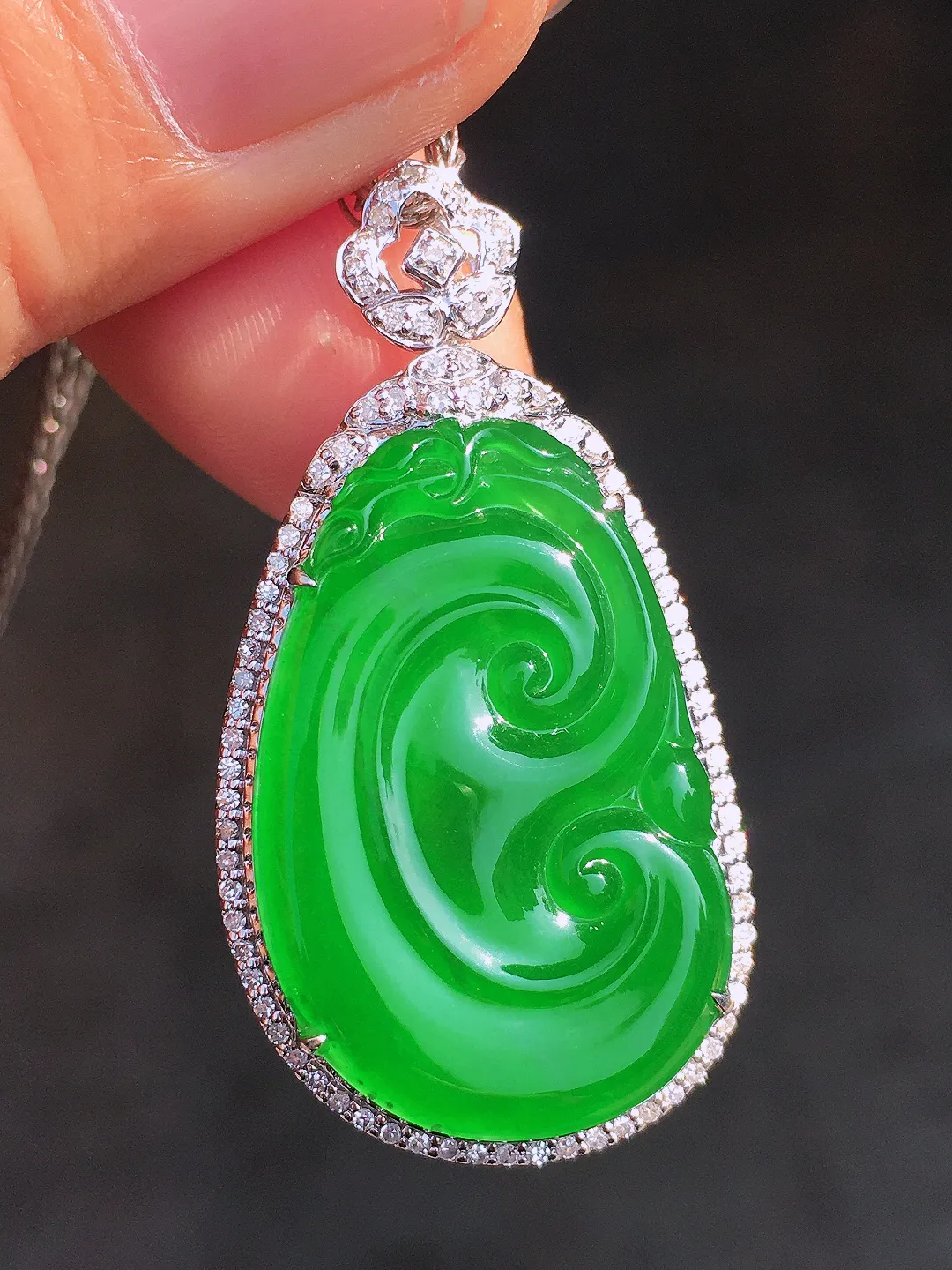 阳绿如意吊坠，色泽均匀艳丽，玉质细腻，荧光感超
强，饱满圆润，尽显优雅气质，18k
金豪华镶嵌