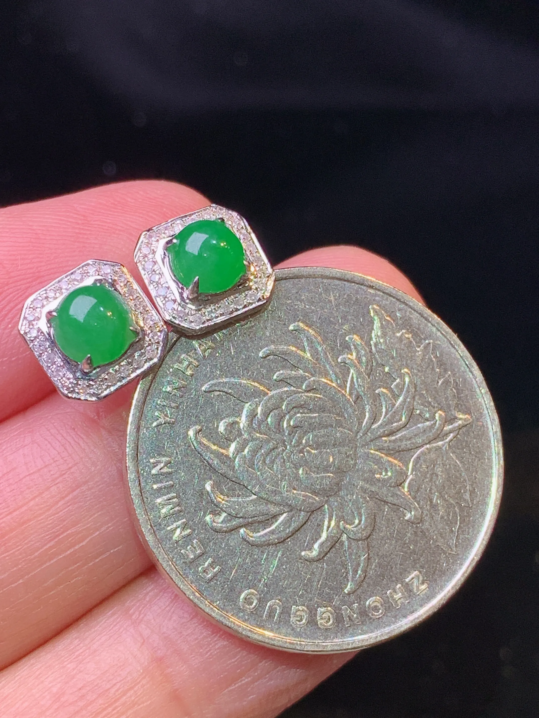 18金钻镶嵌满绿蛋面耳钉 玉质细腻 色泽清新艳丽 整体尺寸8*4