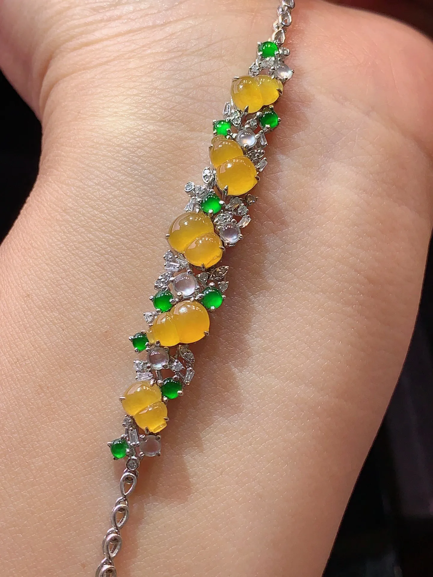 18金钻镶嵌黄翡手链 玉质细腻 色泽清新艳丽 整体尺寸55.8*9*5.3