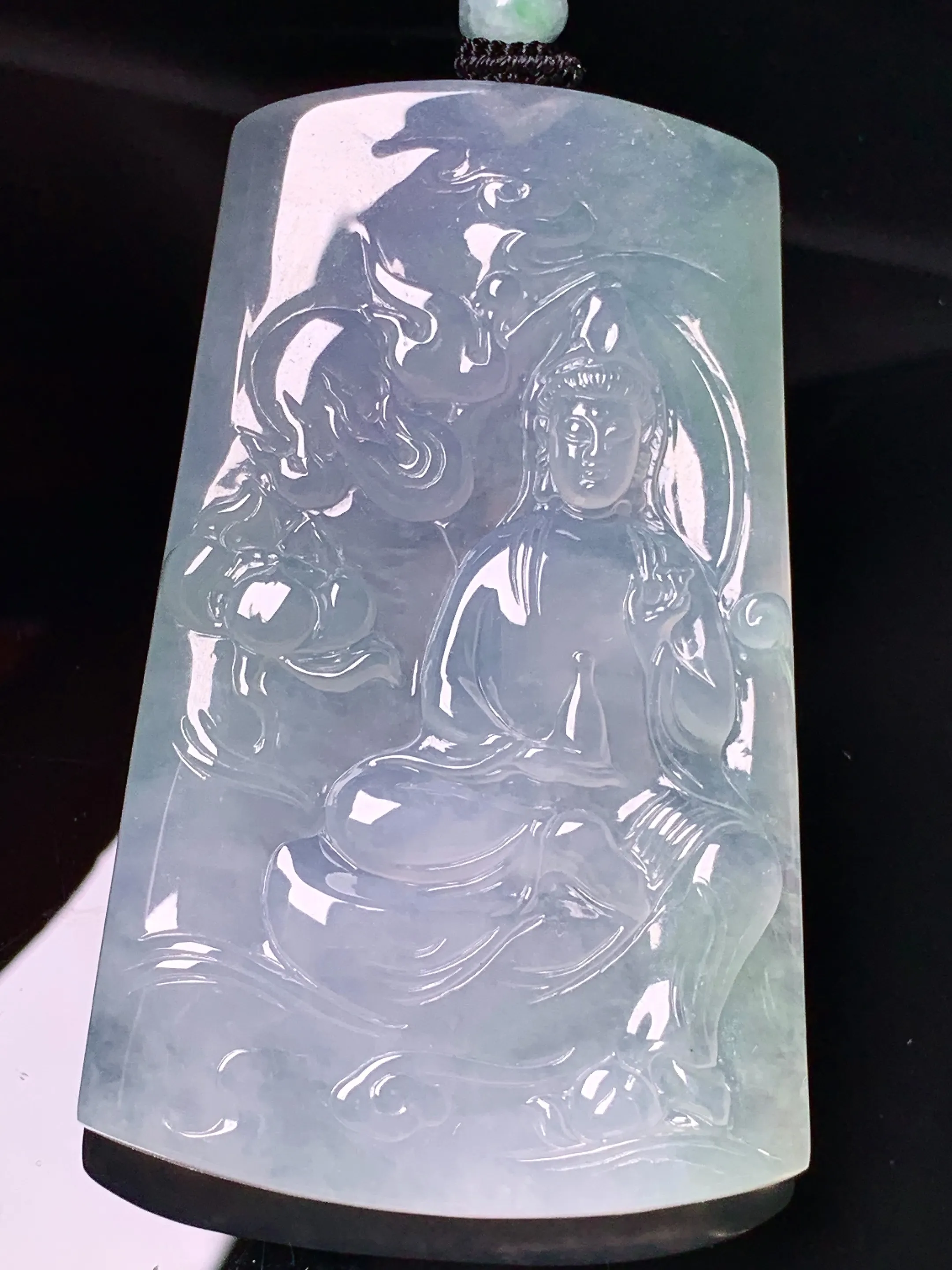 冰种观音菩萨吊坠 玉质细腻 色泽清新艳丽 整体尺寸64.6*40*5.5