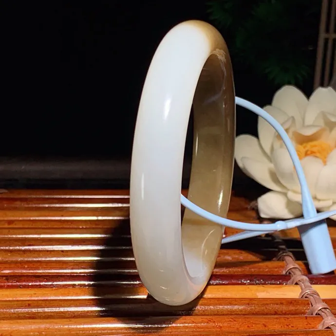 56圈口 新疆和田玉且末糖手镯 且末糖半山半水手镯 56圈口条宽 11.5厚8重53.5克。玉质细腻油润。手推出油。佩戴高端典雅。lt260125