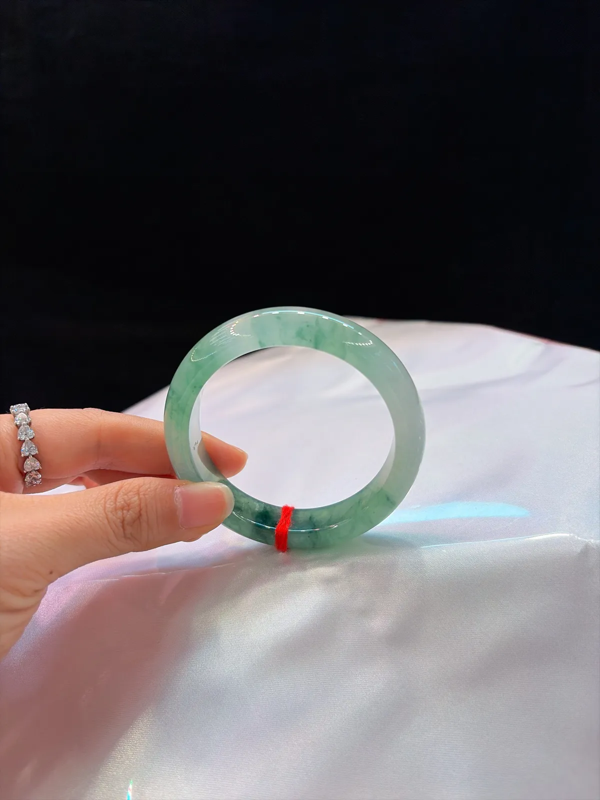 ｜53圈口
【冰飘花半山半水·灵动飘花】
“半山半水藏意境，飘花灵动腕间生”​​
——整圈起光，实