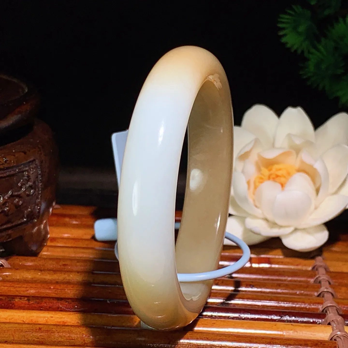 54圈口 新疆和田玉且末糖手镯 54圈口条宽 13厚9重58.5克。玉质细腻油润。手推出油。佩戴高端典雅。lt260125