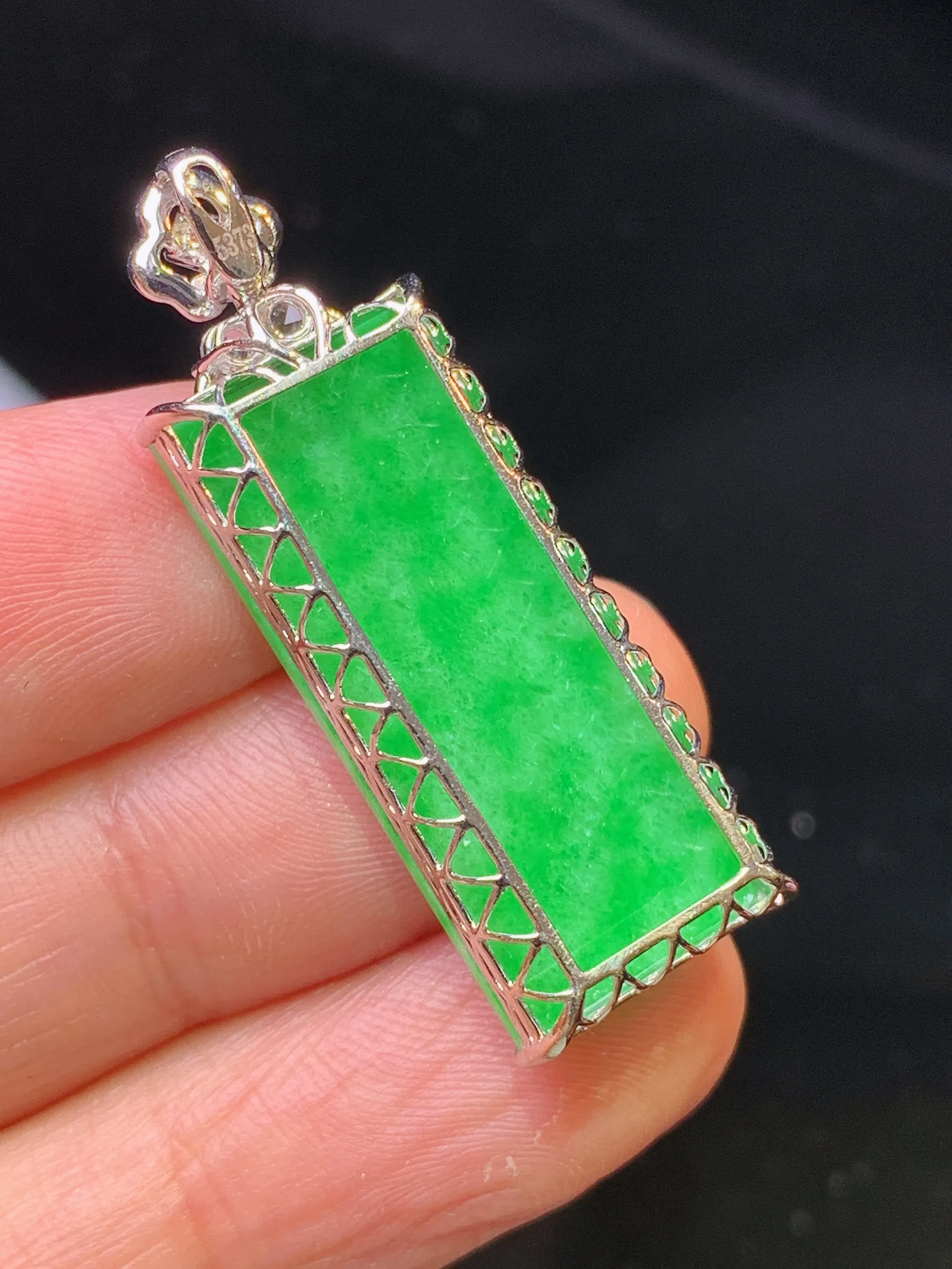 18金钻镶嵌满绿无事牌吊坠 玉质细腻 色泽清新艳丽 整体尺寸36*11.5*7.2