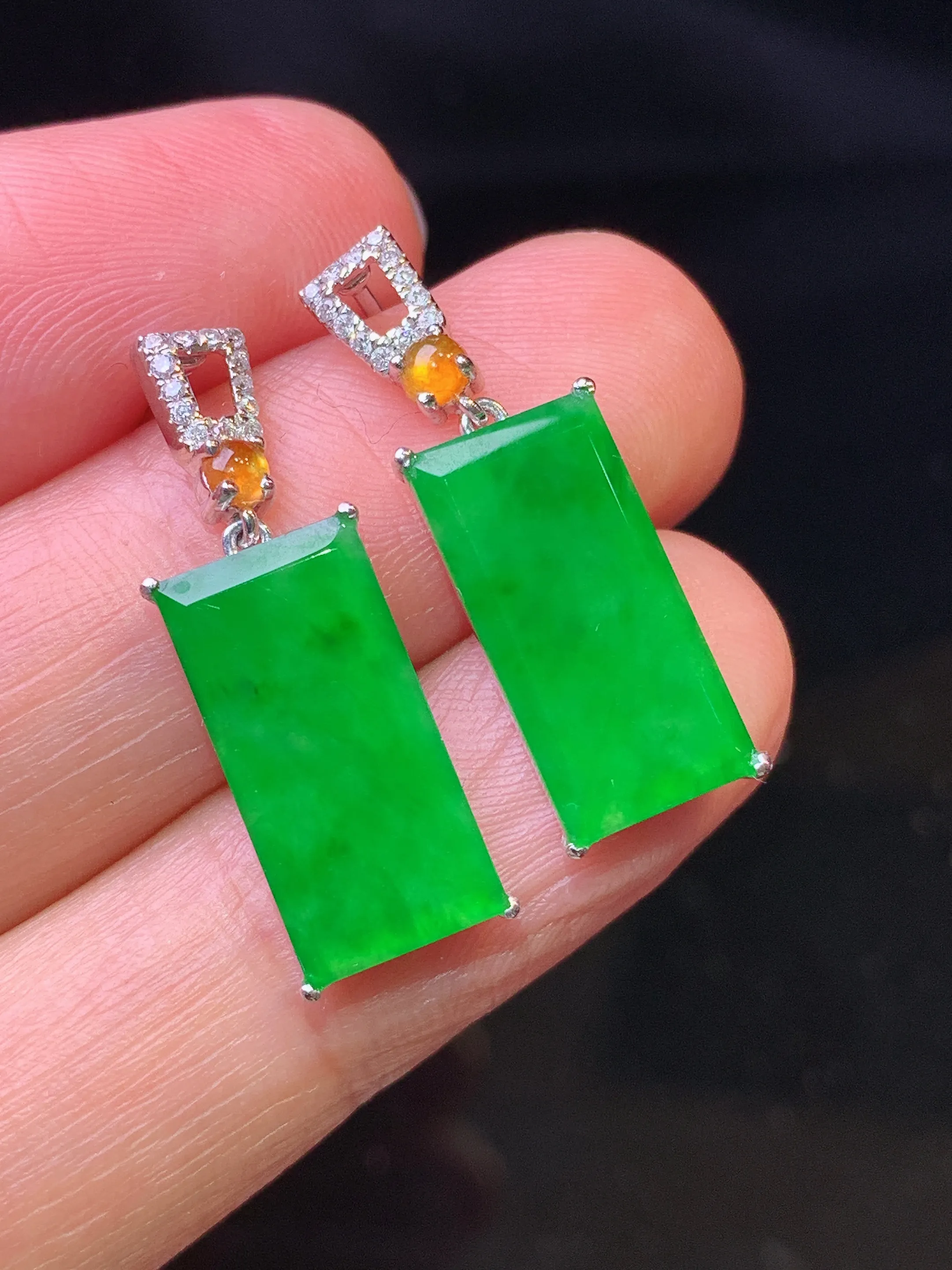 18金钻镶嵌满绿无事牌耳坠 玉质细腻 色泽清新艳丽 整体尺寸24.5*7.6*2