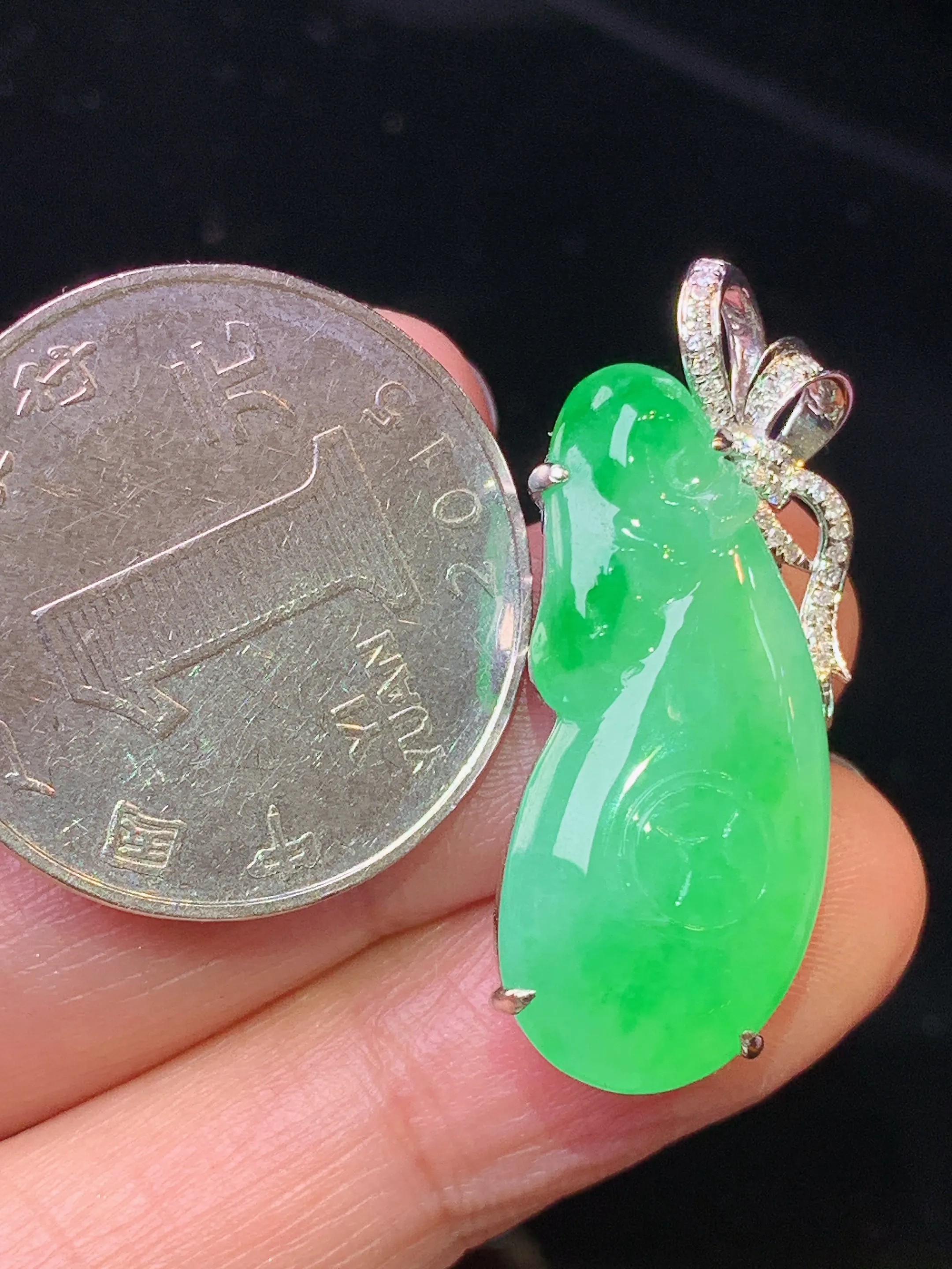 18金钻镶嵌翠绿福瓜吊坠 玉质细腻 色泽清新艳丽 整体尺寸32.2*12.6*8.5