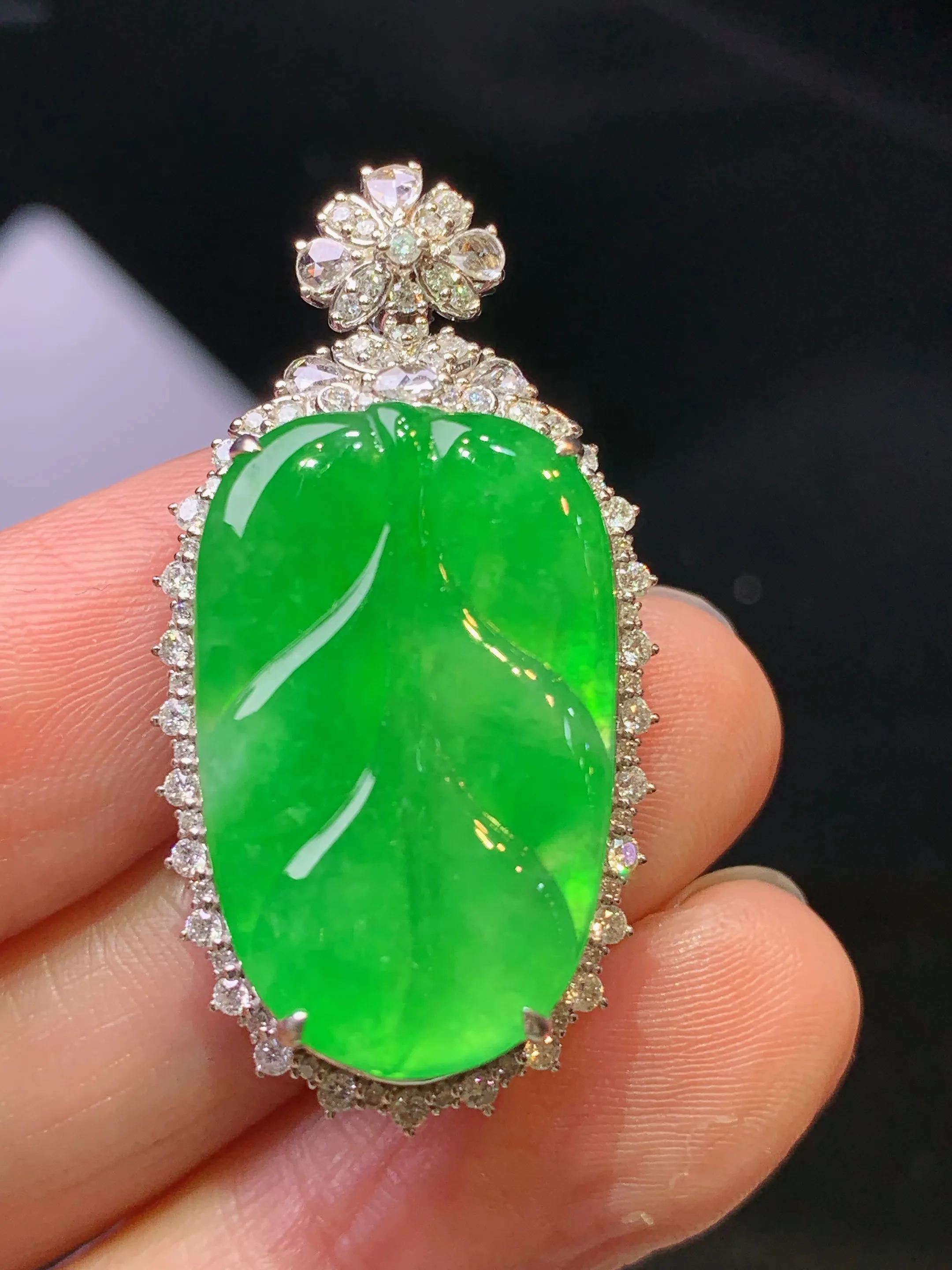 18金钻镶嵌翠绿树叶吊坠 玉质细腻 色泽清新艳丽 整体尺寸37*19*10.8