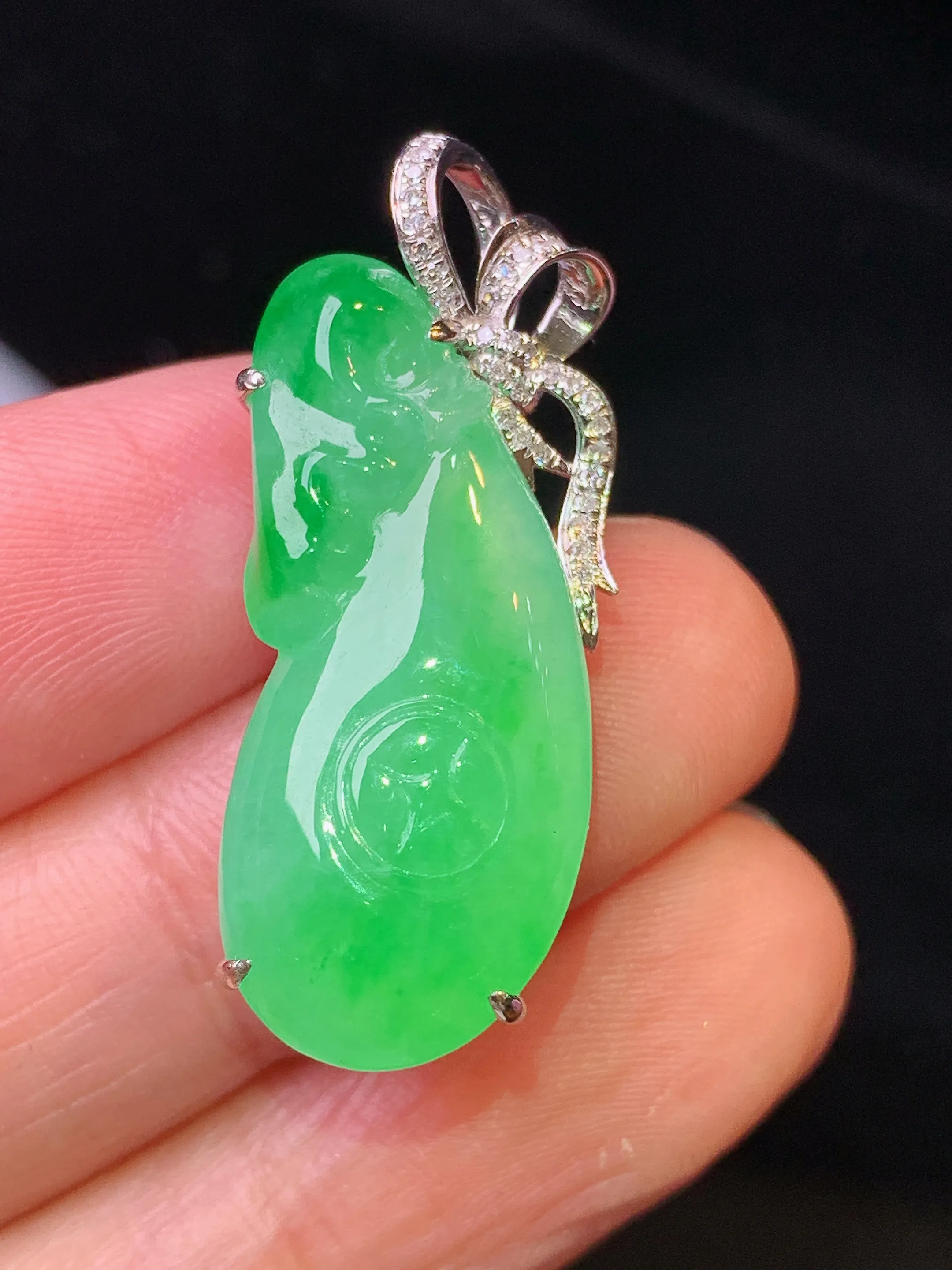 18金钻镶嵌翠绿福瓜吊坠 玉质细腻 色泽清新艳丽 整体尺寸32.2*12.6*8.5