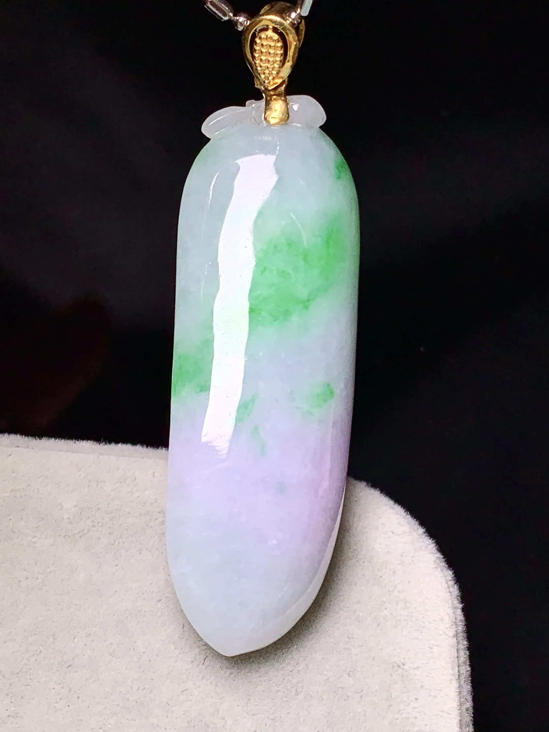 18金镶嵌飘绿福瓜吊坠 玉质细腻 色泽清新艳丽 整体尺寸45.3*13.8*8.5