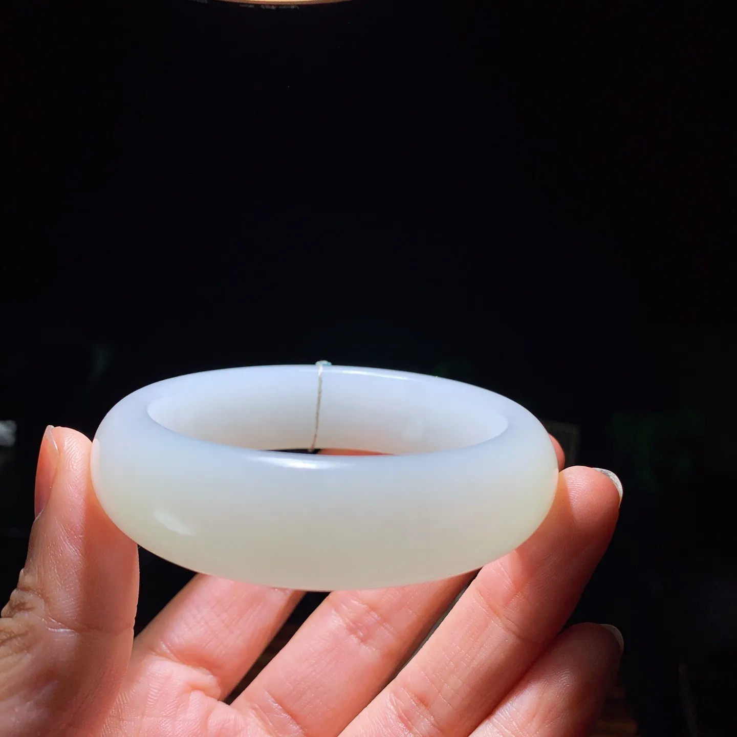 53圈口 新疆和田玉羊脂白籽料手镯 53圈口条宽 16厚9重67.7克。玉质细腻油润。手推出油。佩戴高端典雅。lt260125