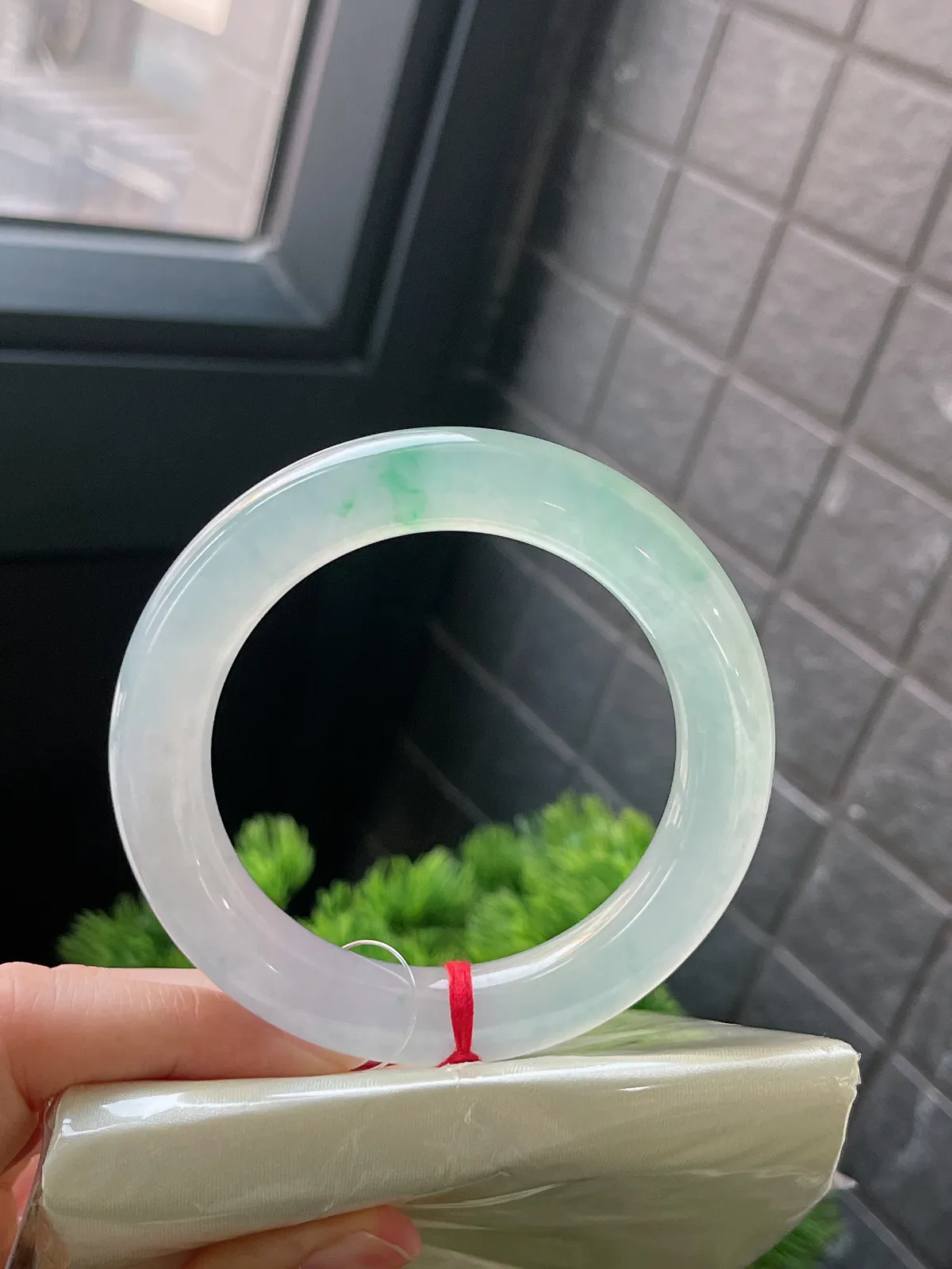 圆镯57圈口，翡翠冰种飘绿手镯，种水十足