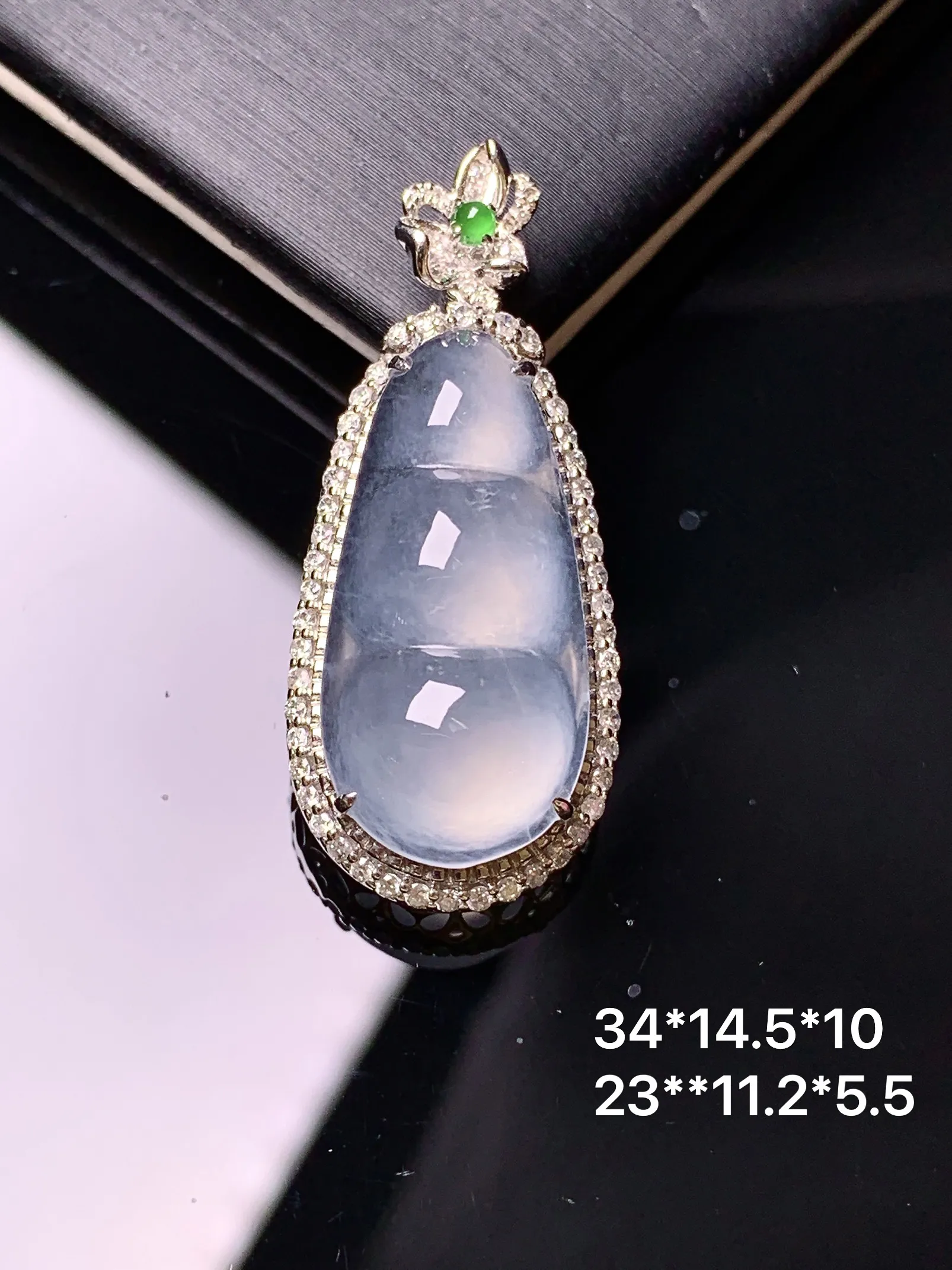 18金钻镶嵌冰种四季豆吊坠 玉质细腻 色泽清新艳丽 整体尺寸34*14.5*10