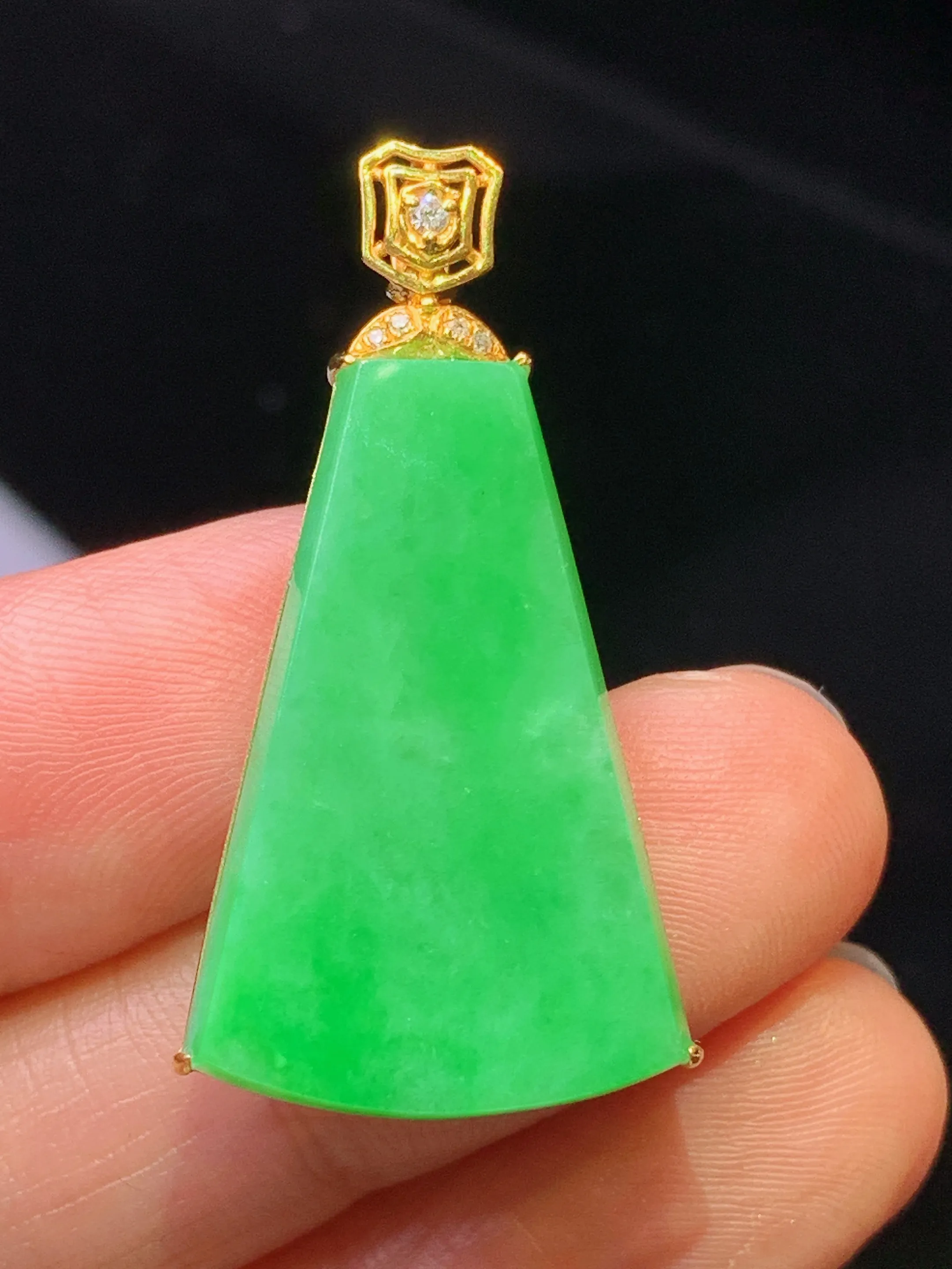 18金钻镶嵌翠绿无事牌吊坠 玉质细腻 色泽清新艳丽 整体尺寸34.3*16.6*6